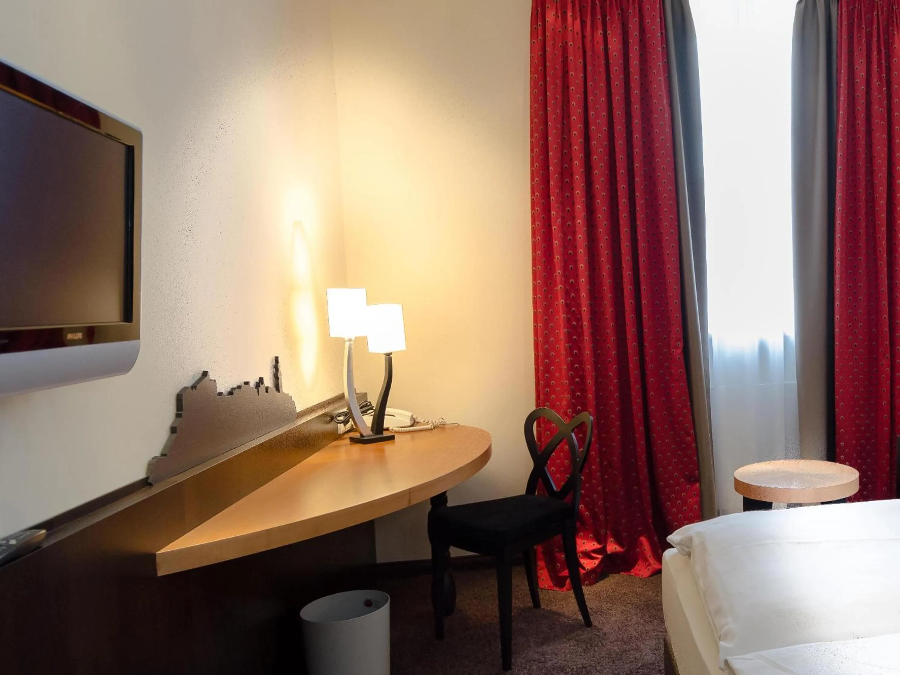 Photo of the whole room, Bed in Hotel Post