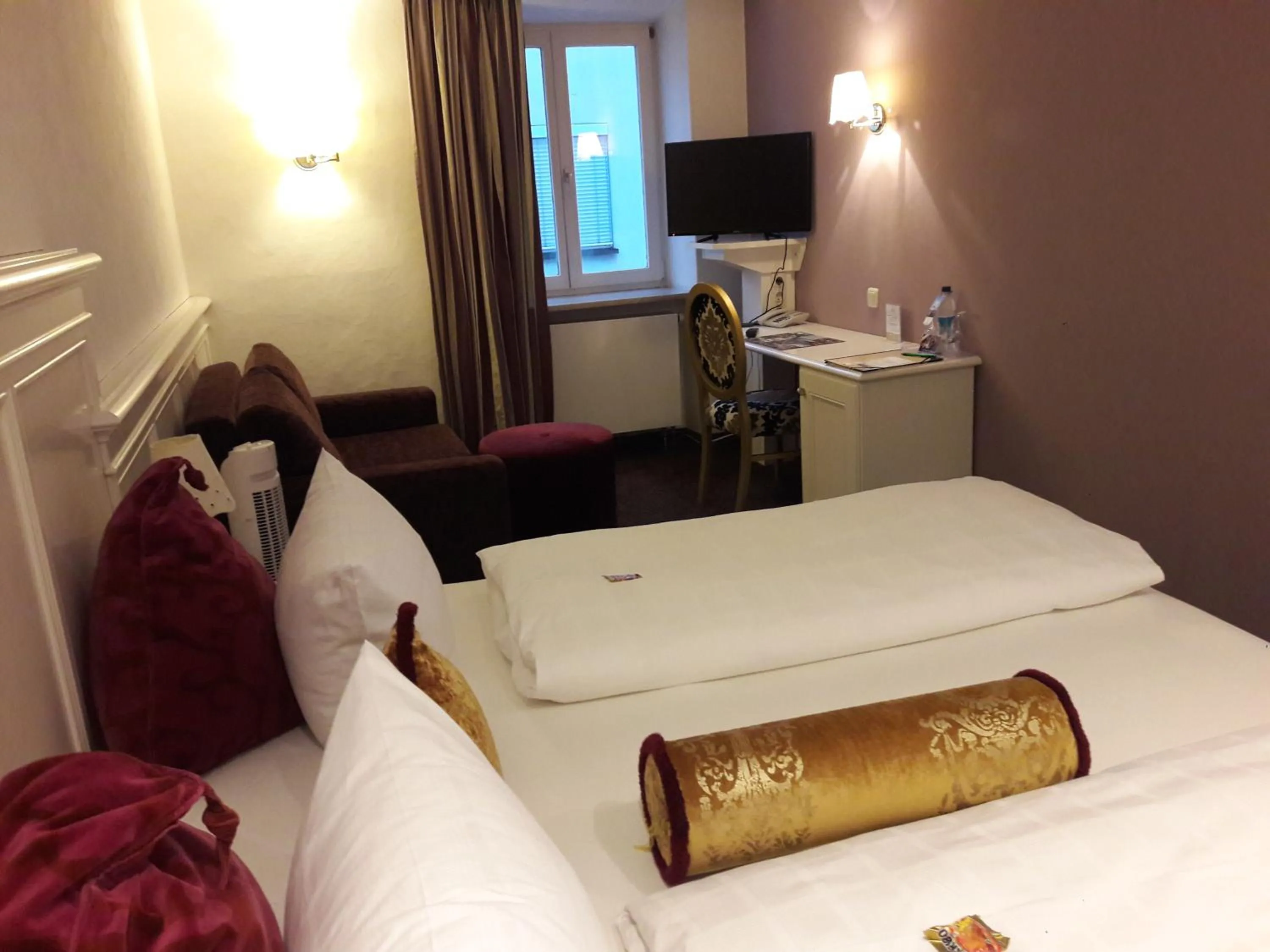 Photo of the whole room, Bed in Hotel Post