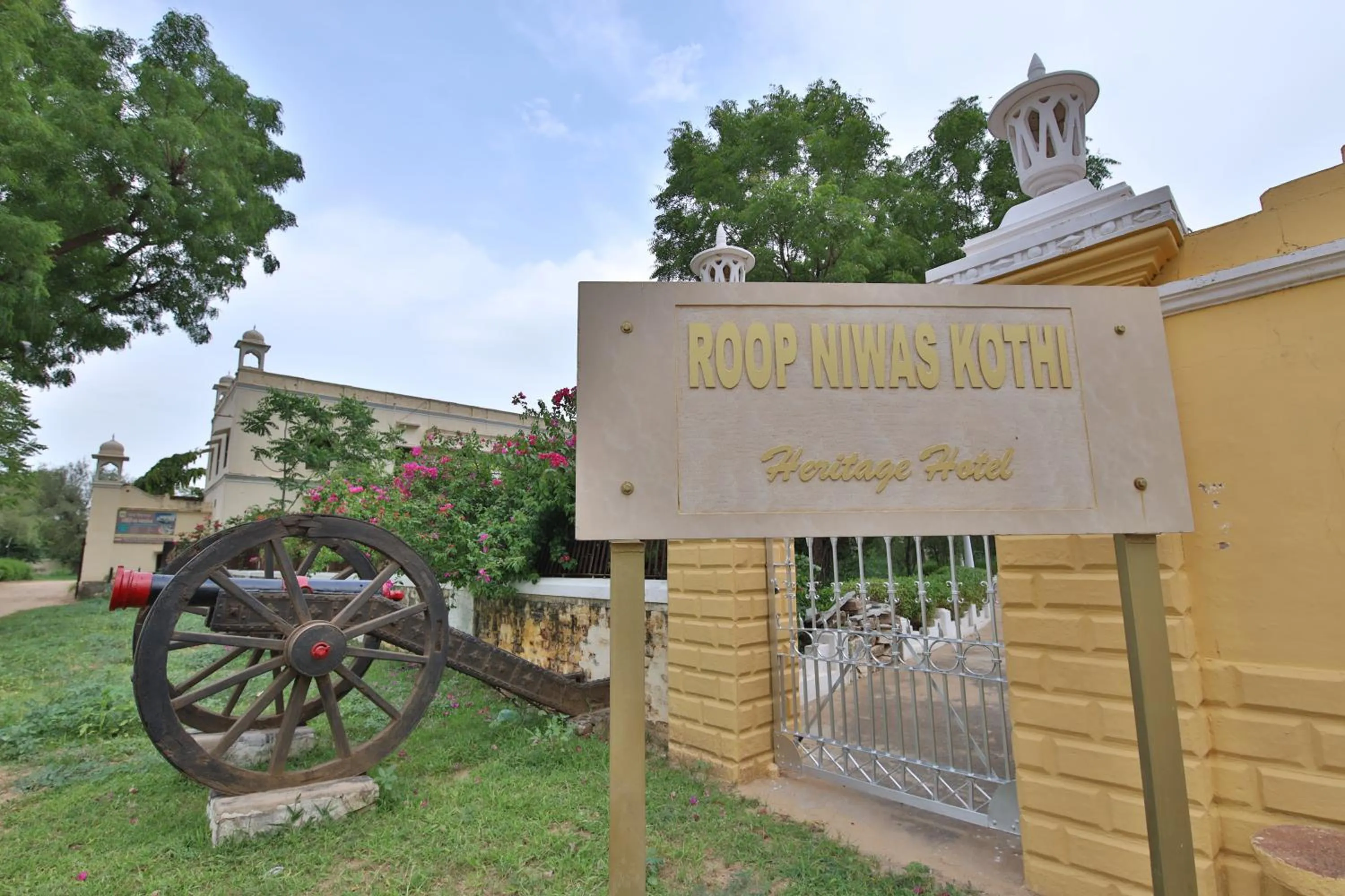 Facade/entrance in Roop Niwas Kothi, Near Mandawa