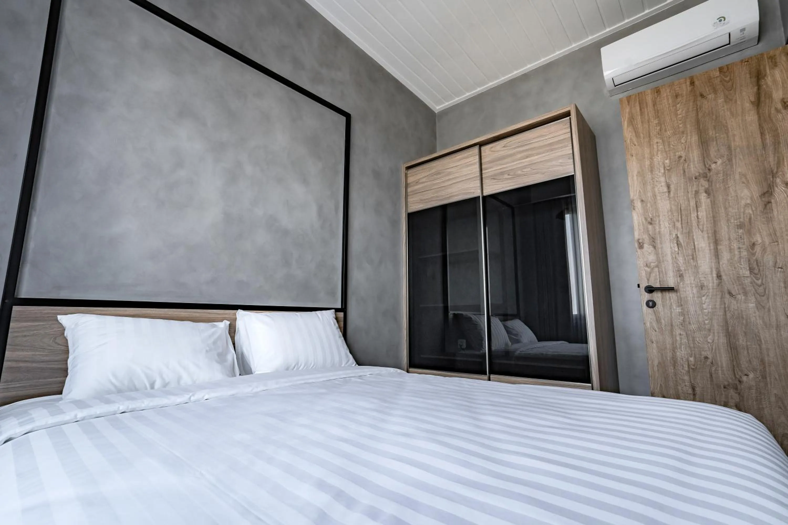 Bed in LOA Living Solo Baru