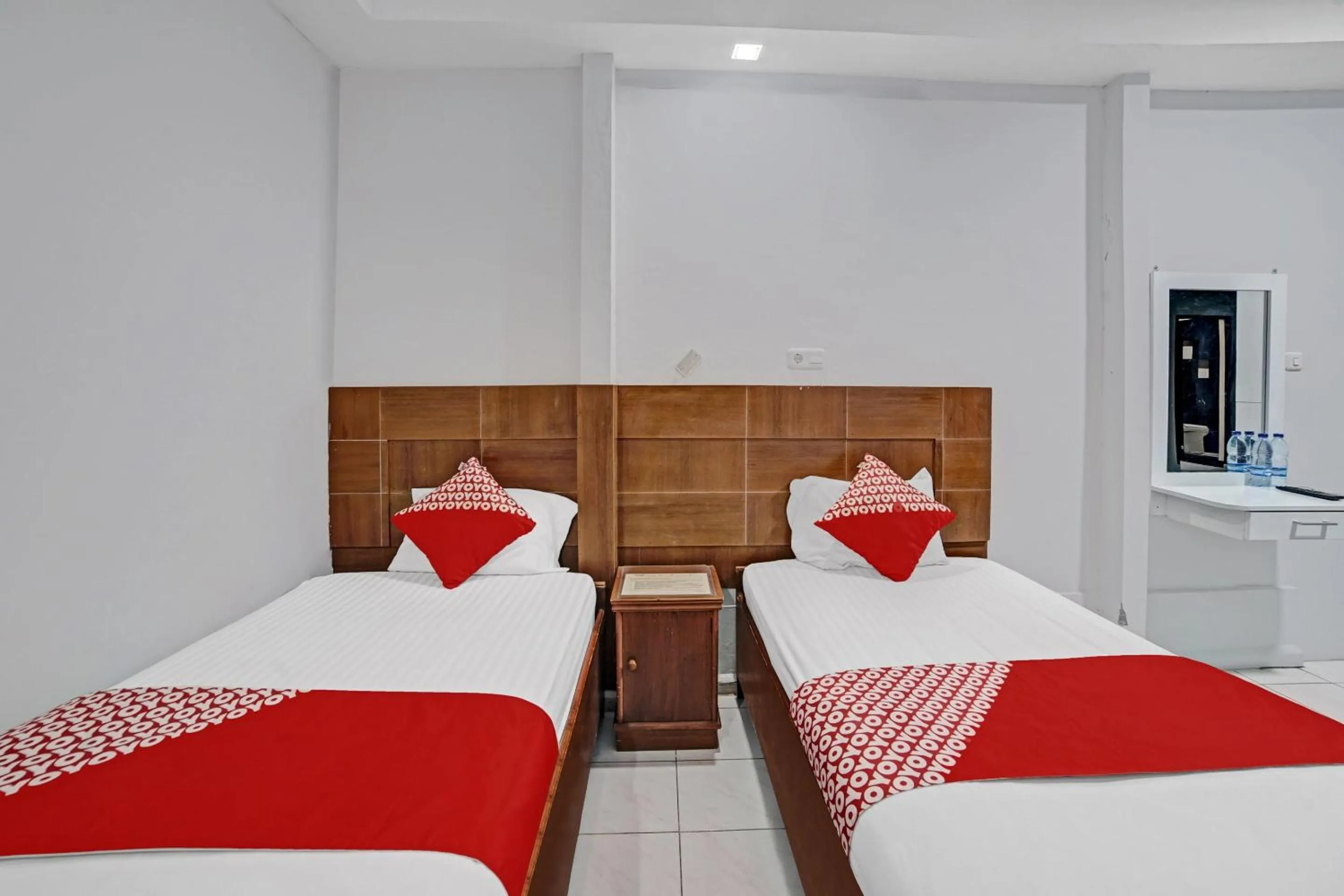 Bedroom, Bed in Hotel O Wisma Kuta Karang Baru