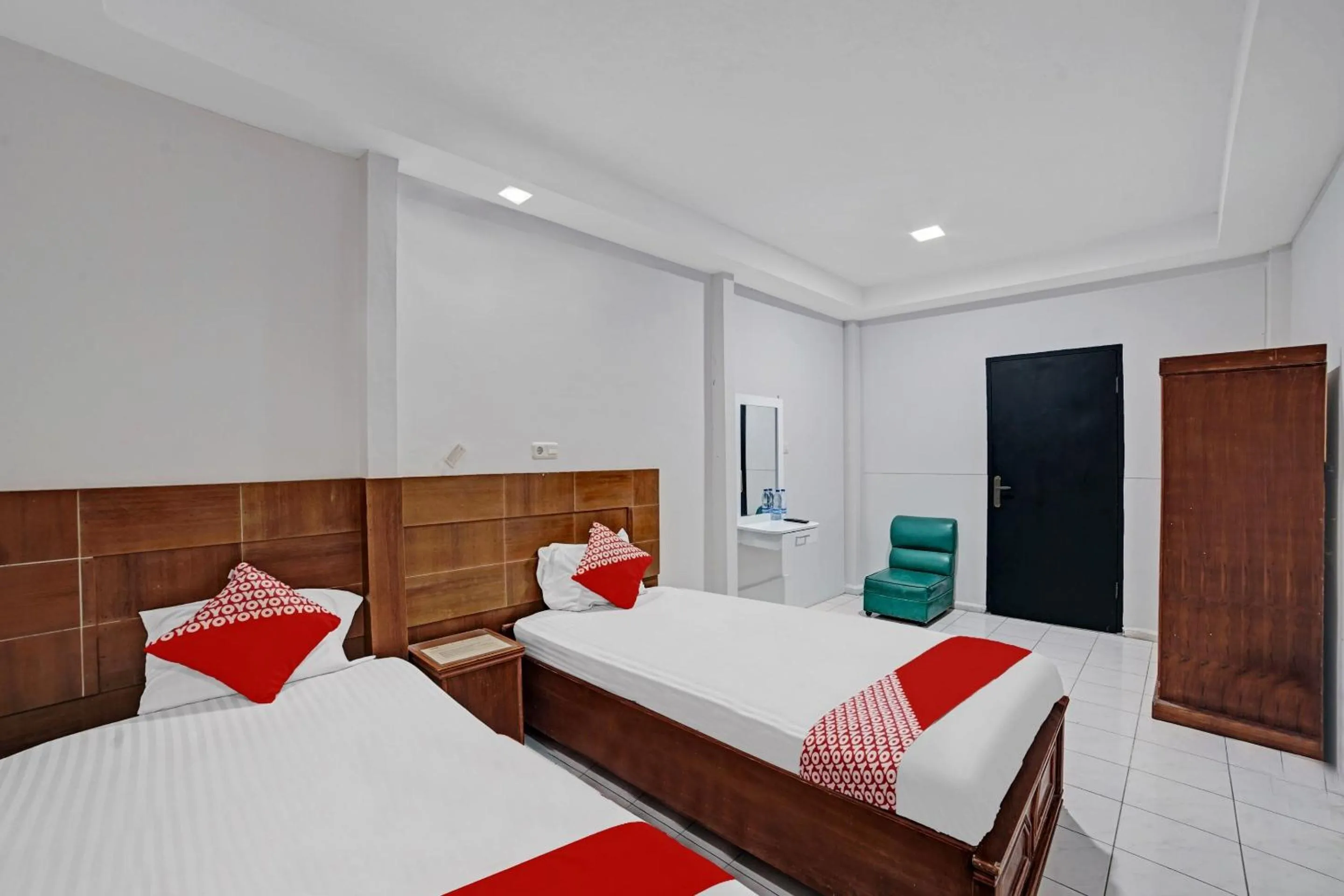 Bedroom, Bed in Hotel O Wisma Kuta Karang Baru