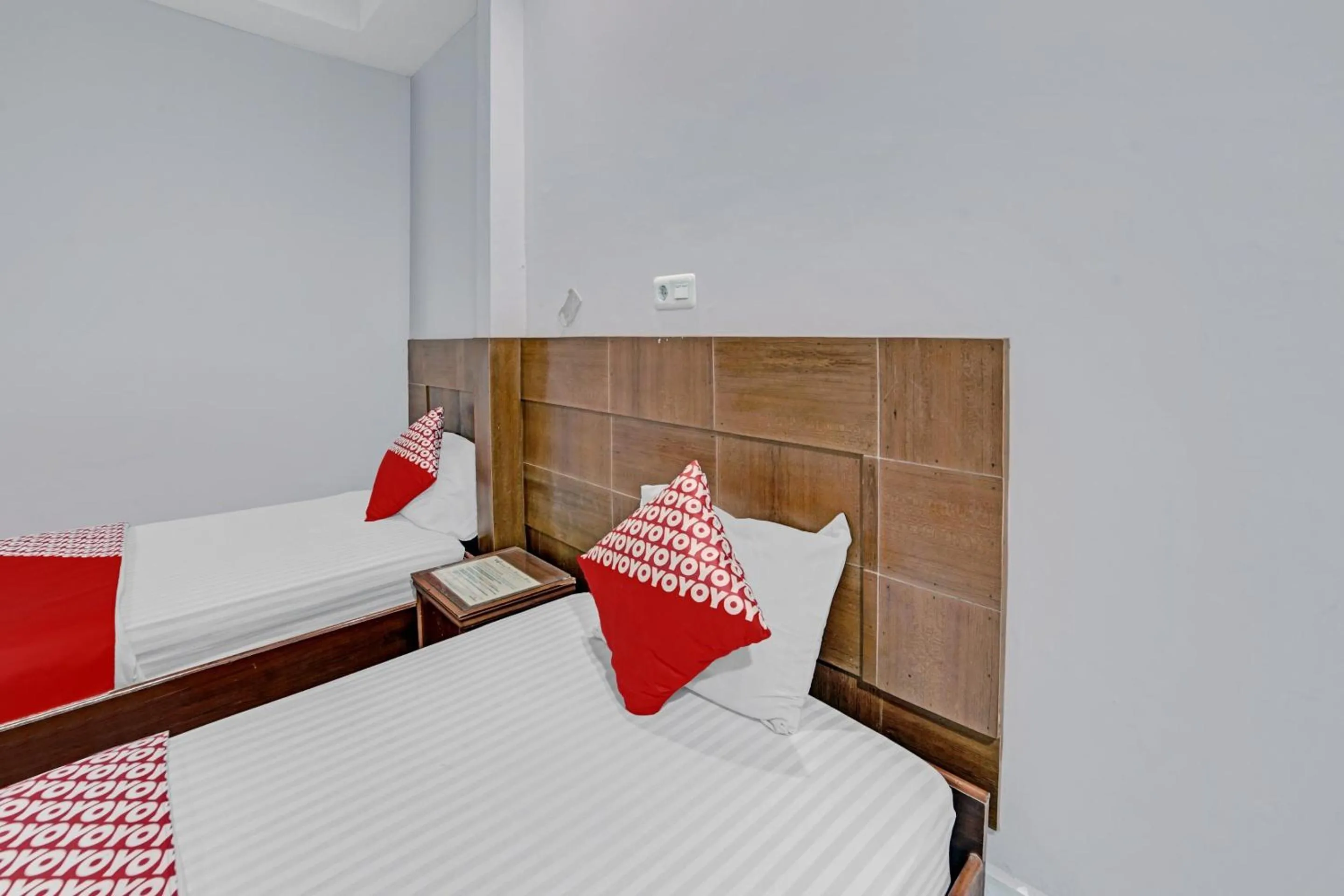 Bedroom, Bed in Hotel O Wisma Kuta Karang Baru