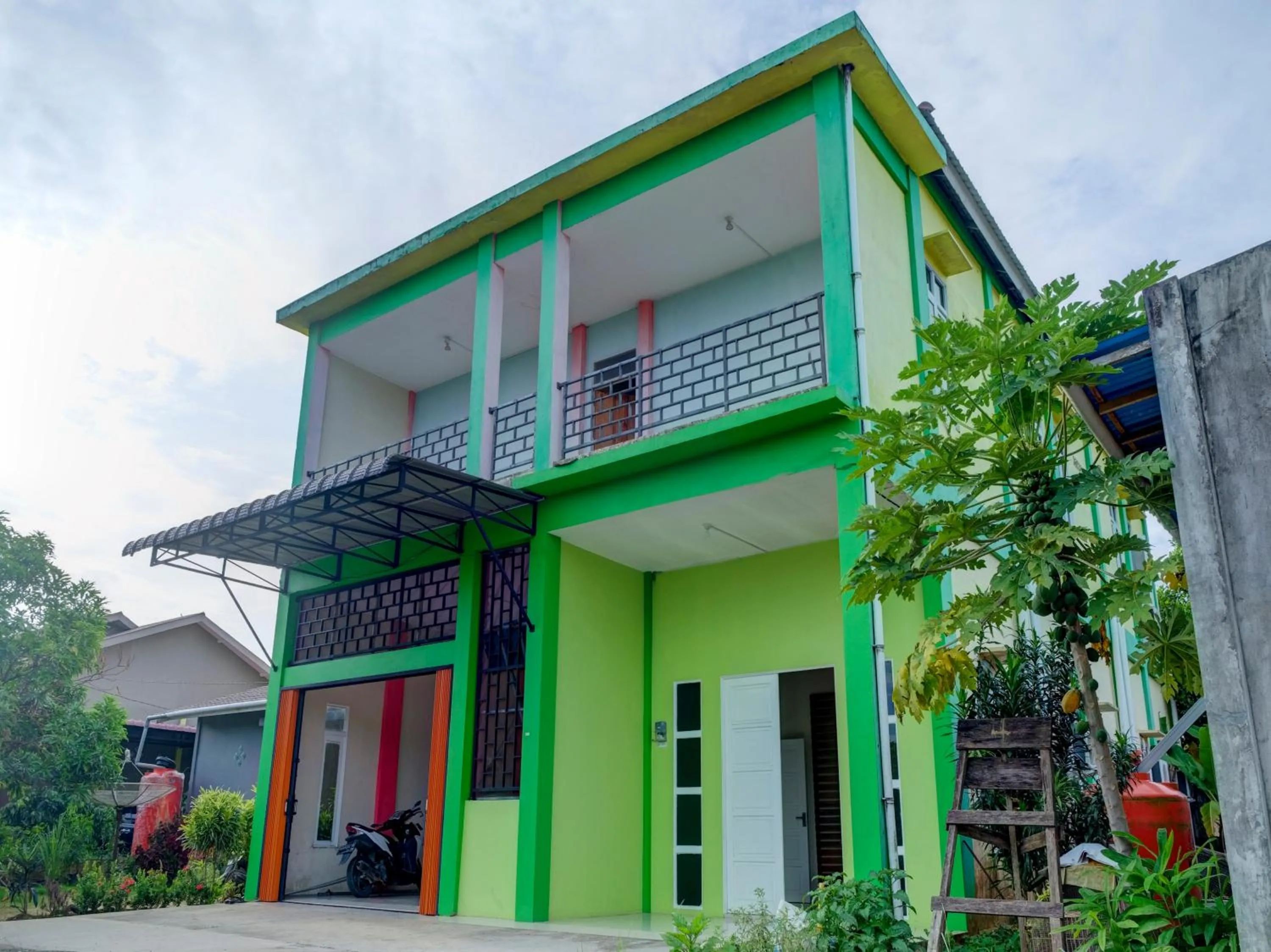 Facade/entrance, Property Building in OYO 90491 Durian Homestay
