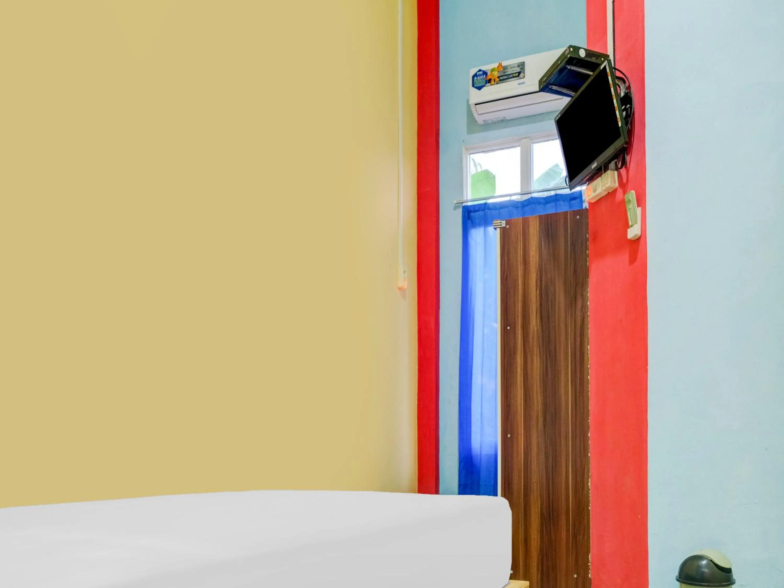 Bedroom, TV/Entertainment Center in OYO 90491 Durian Homestay