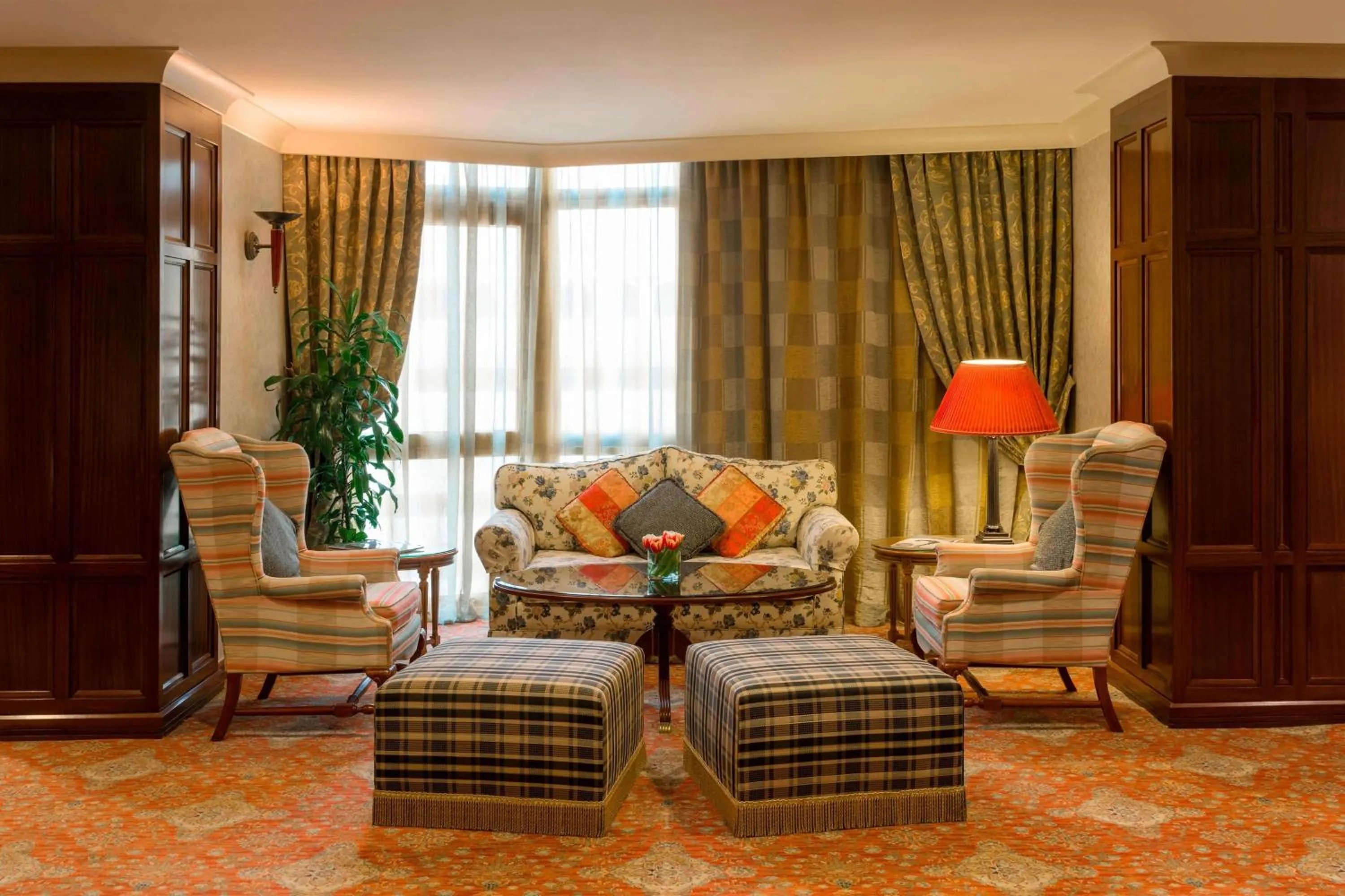 Lounge or bar in Sheraton Kuwait, a Luxury Collection Hotel, Kuwait City