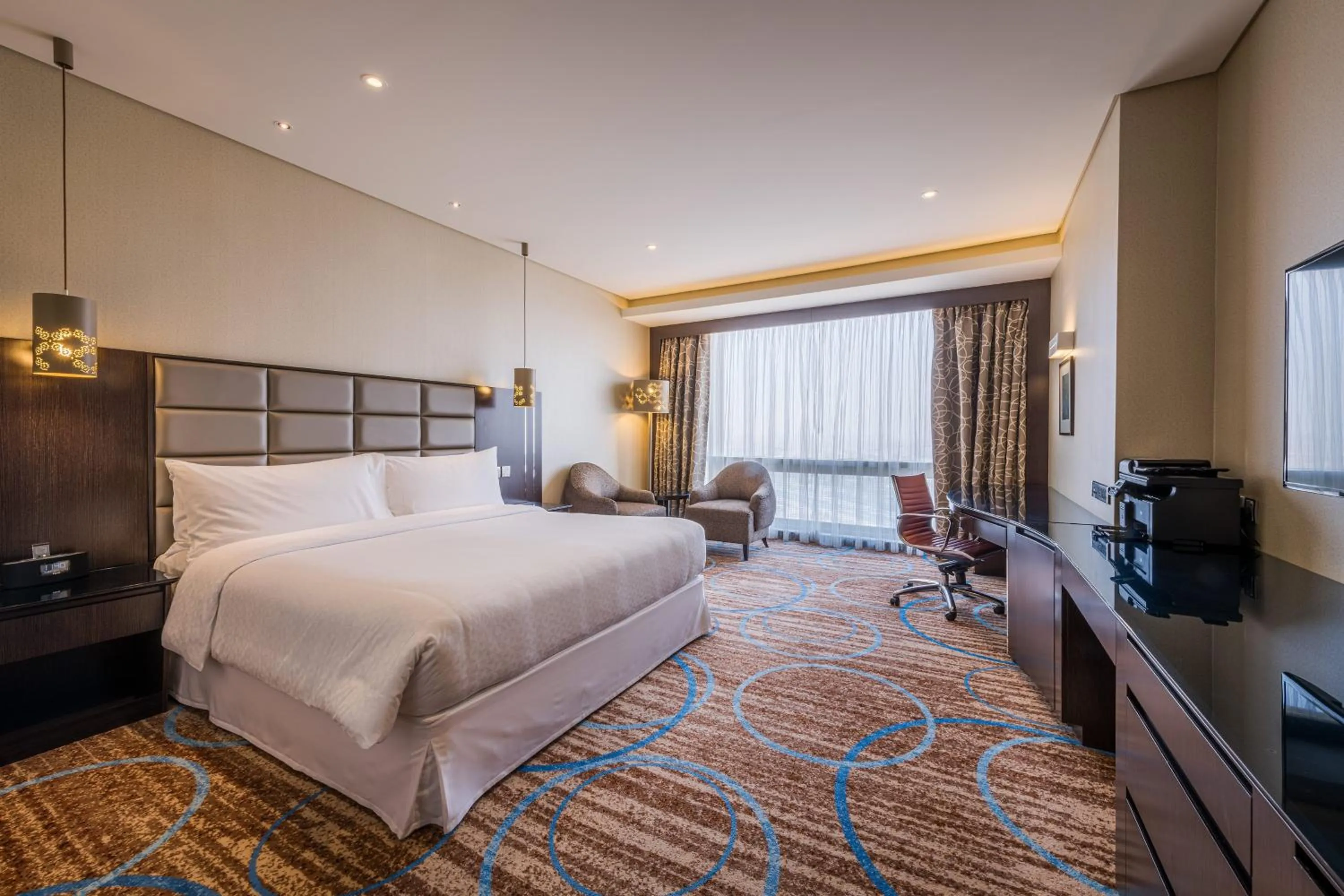 Photo of the whole room, Bed in Four Points By Sheraton Kuwait