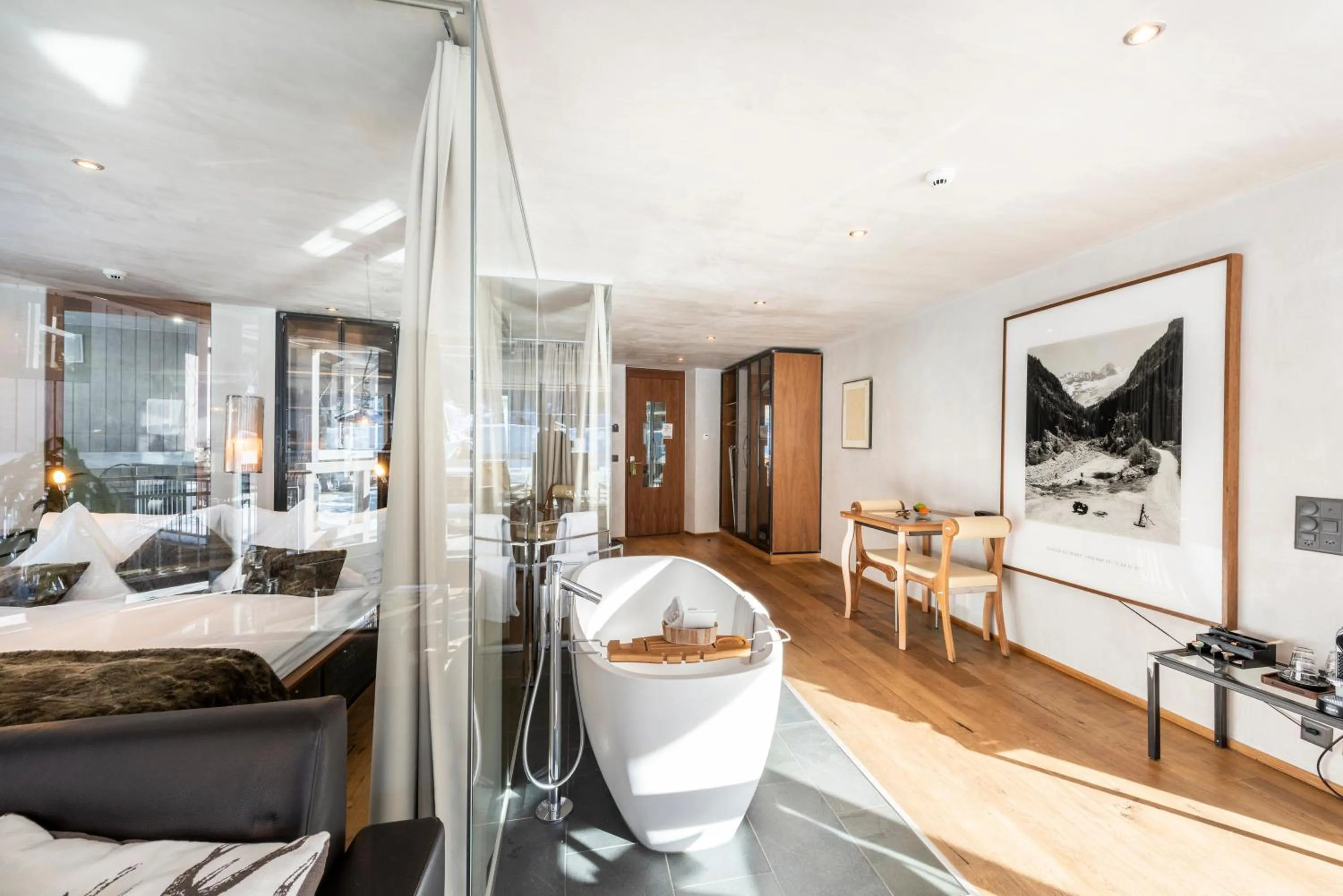 Living room, Bed in Matterhorn FOCUS Design Hotel