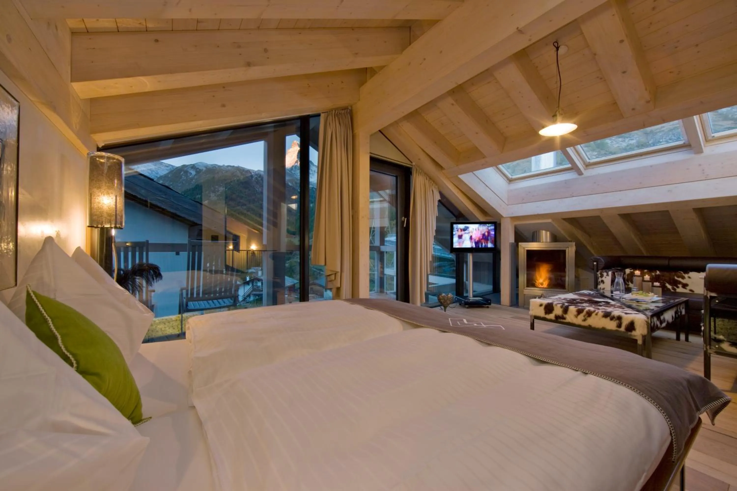Photo of the whole room, Bed in Matterhorn FOCUS Design Hotel