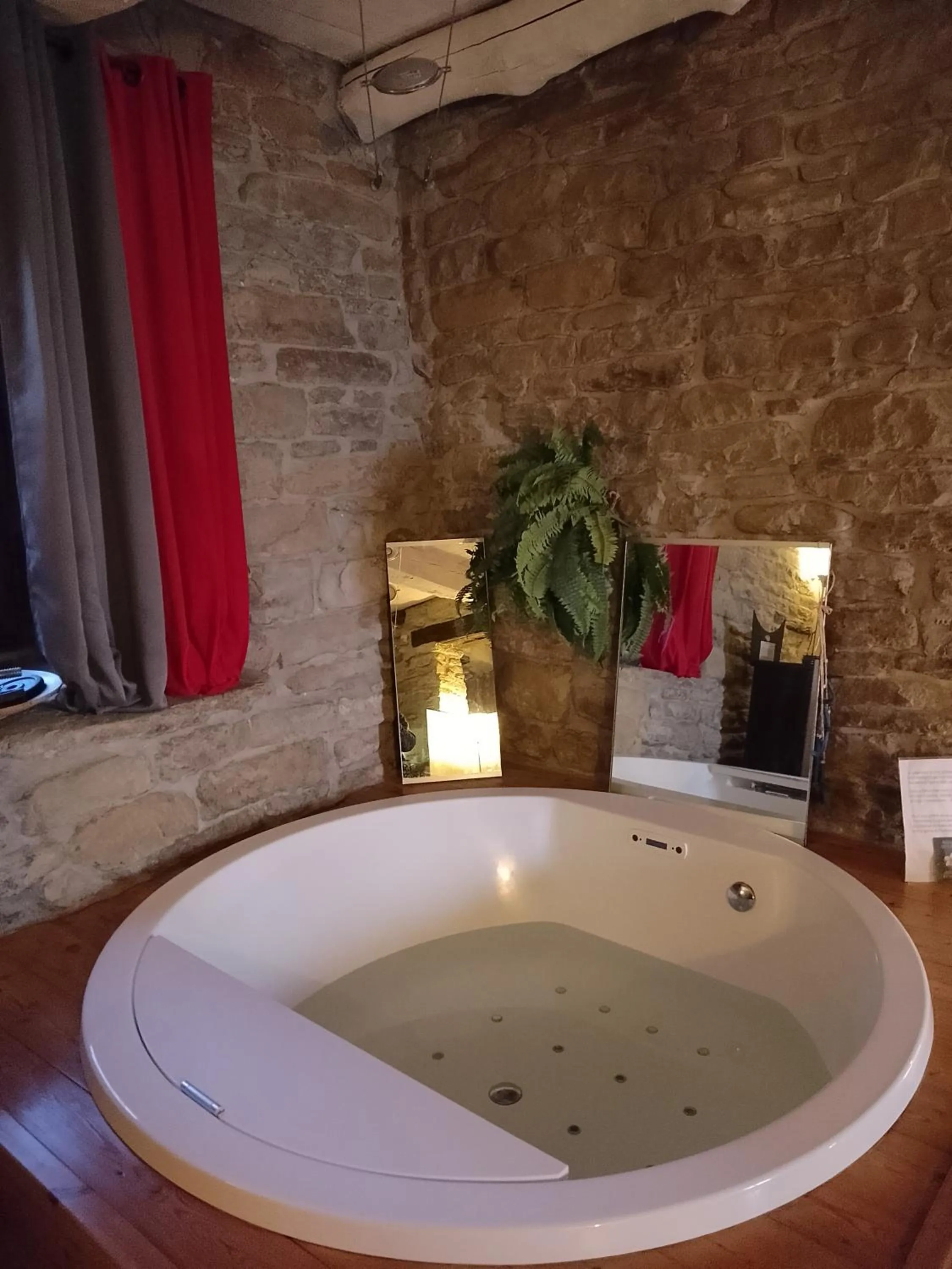 Bath in #FortCozzo - JacuzziSuite & Sauna - Casola Valsenio