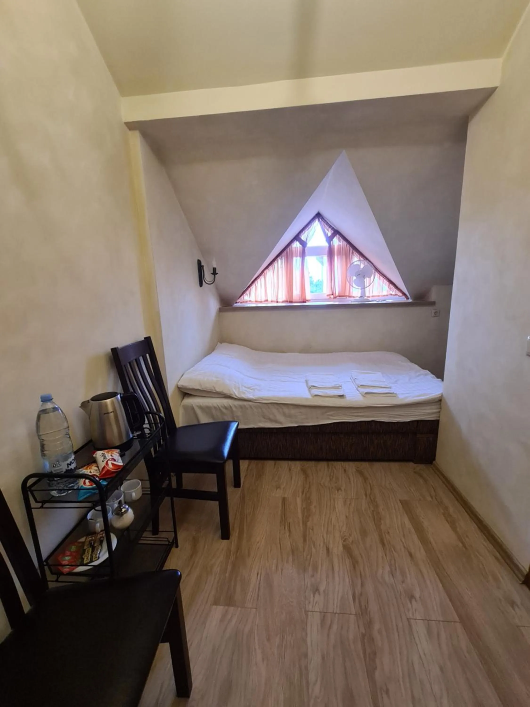 Photo of the whole room, Bed in Meldynas