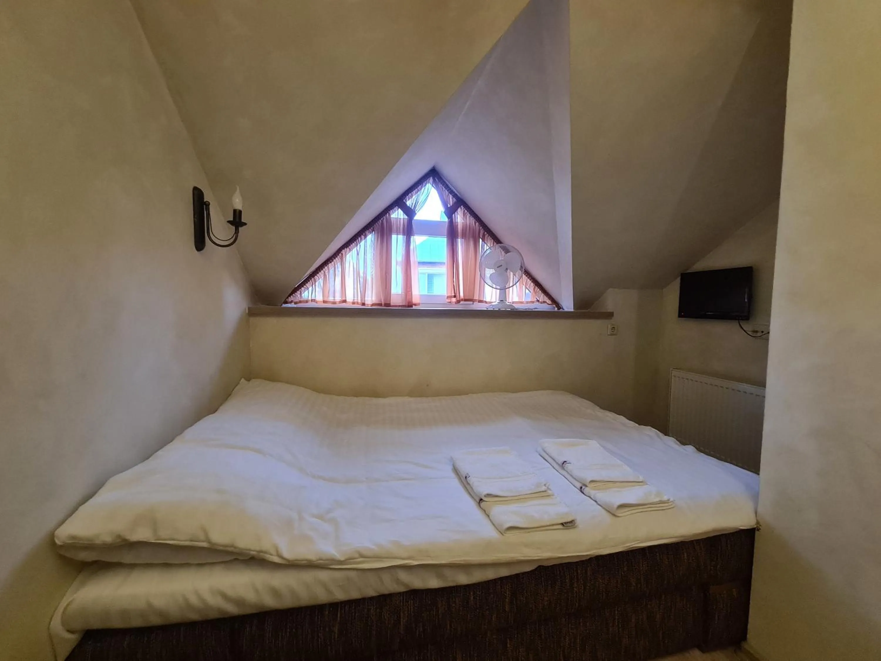 Photo of the whole room, Bed in Meldynas