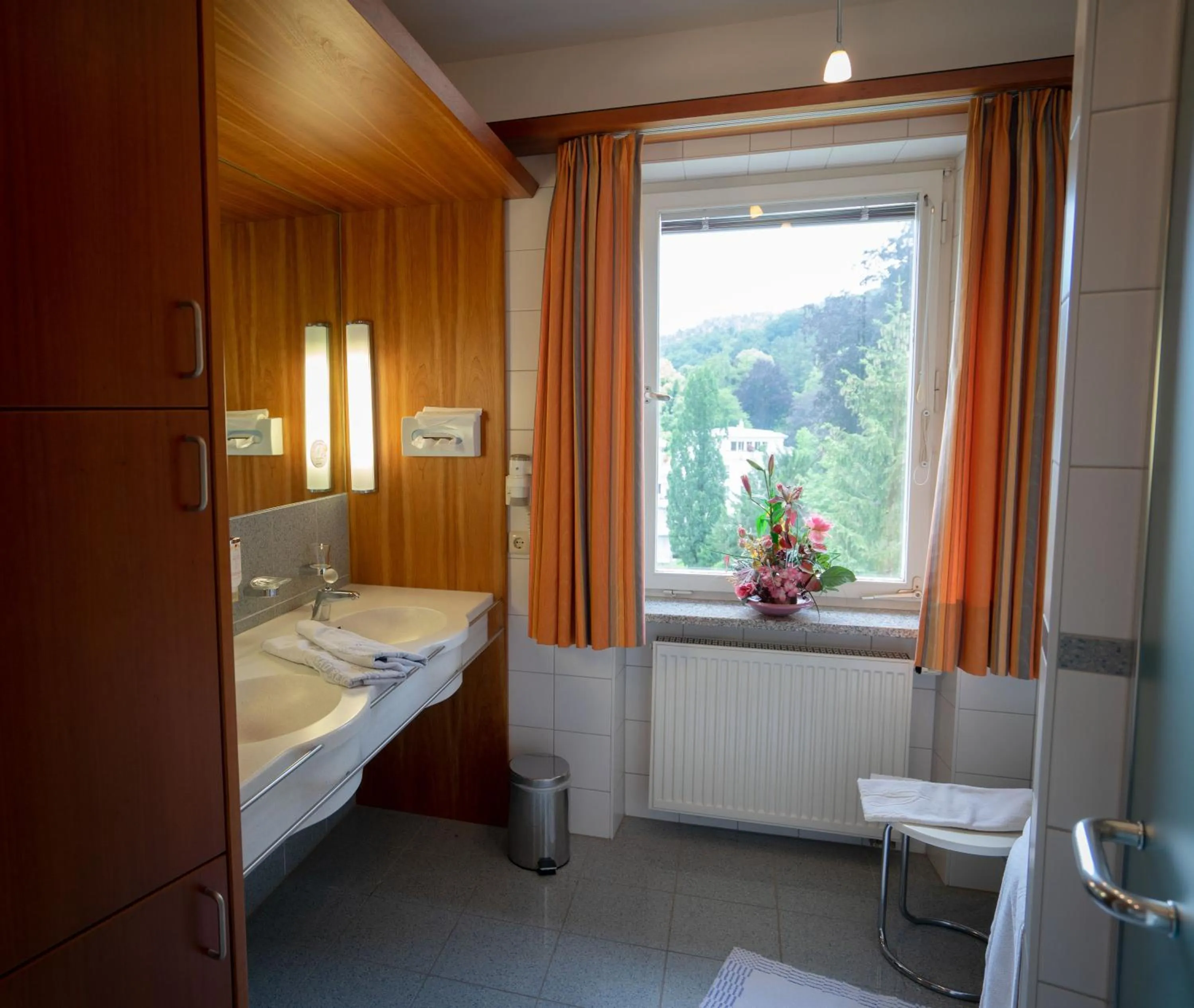 Bathroom, Bed in Alpenstadthotels