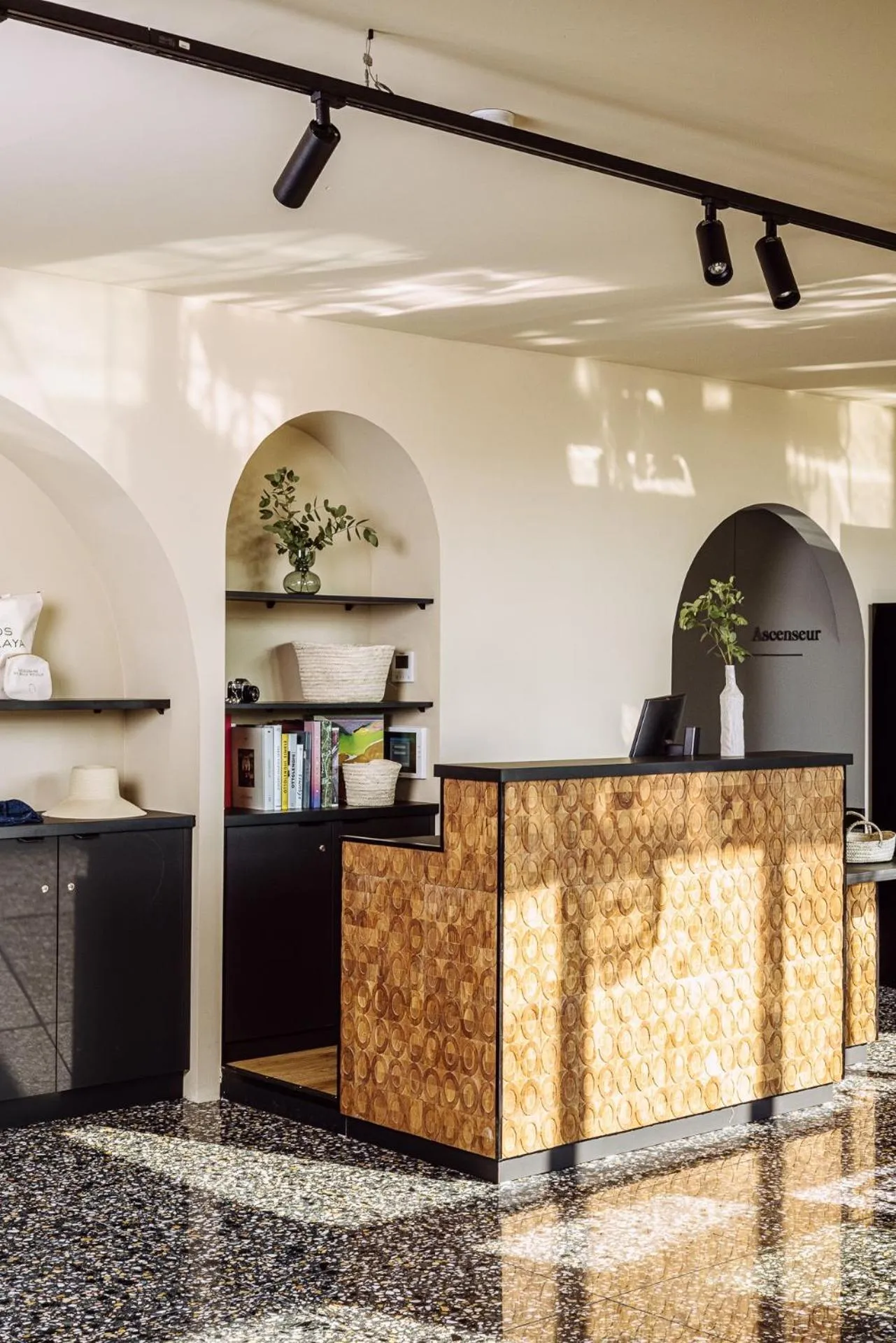 Lobby or reception in Le Garage Biarritz Hôtel