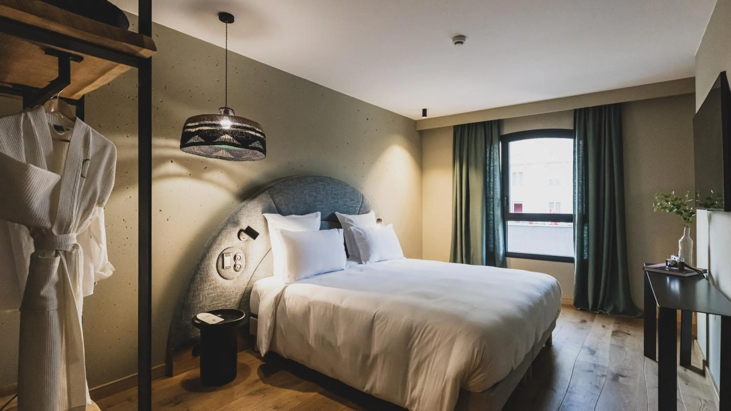 Bedroom, Bed in Le Garage Biarritz Hôtel