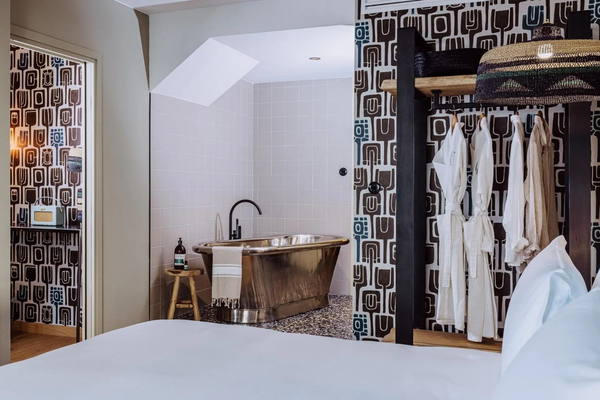 Bathroom, Bed in Le Garage Biarritz Hôtel