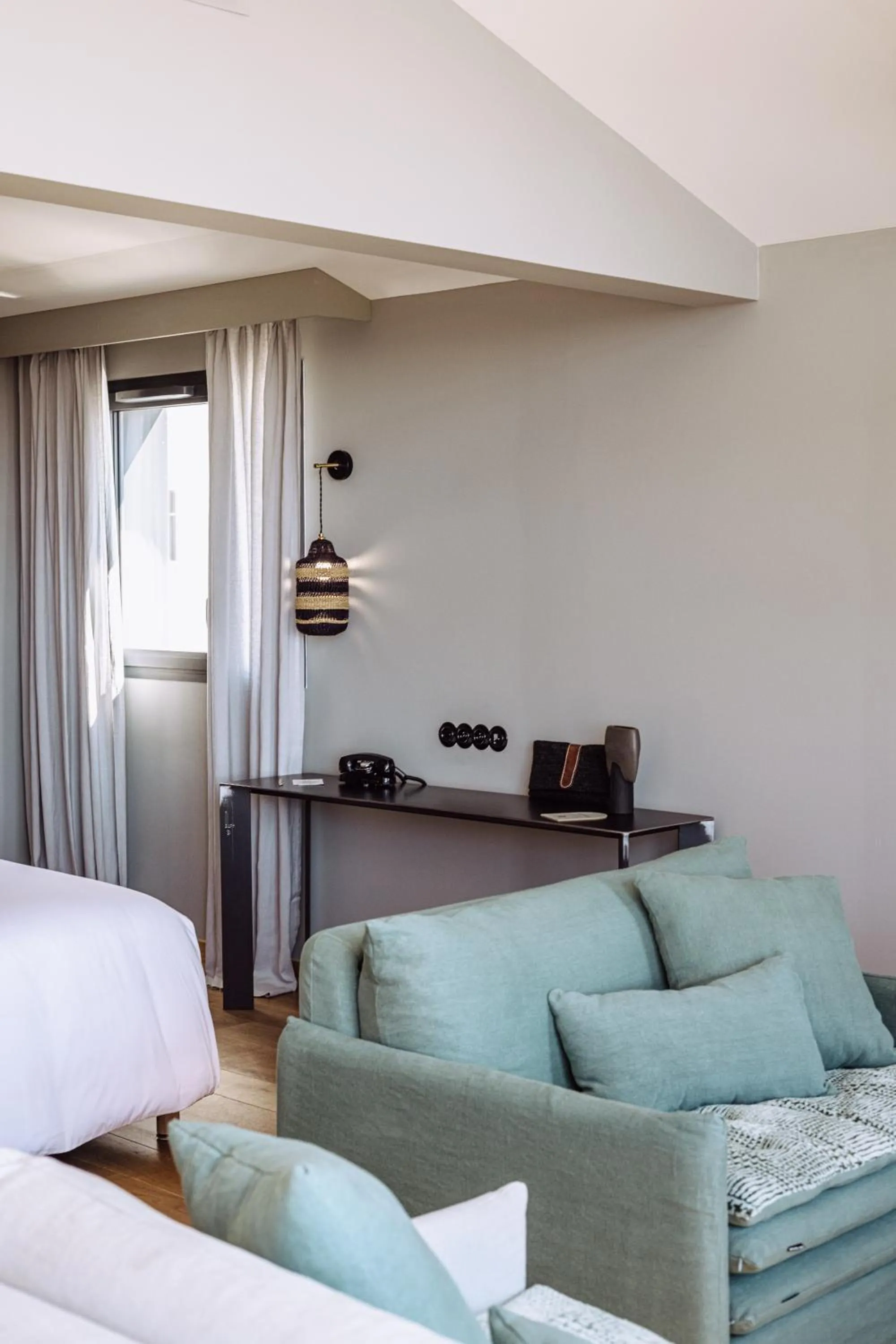 Living room, Bed in Le Garage Biarritz Hôtel