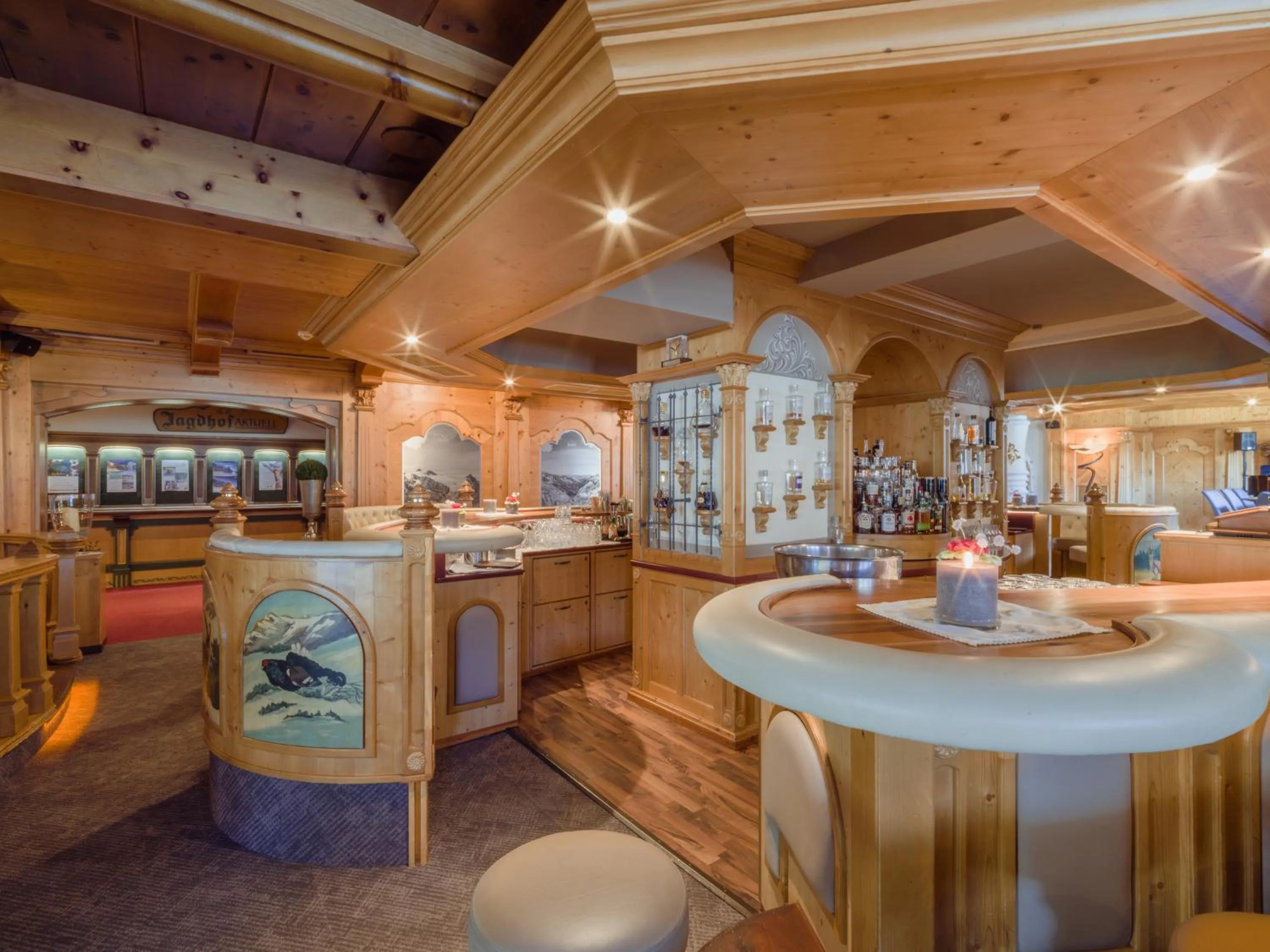 Lounge or bar in Relais&Châteaux Spa-Hotel Jagdhof