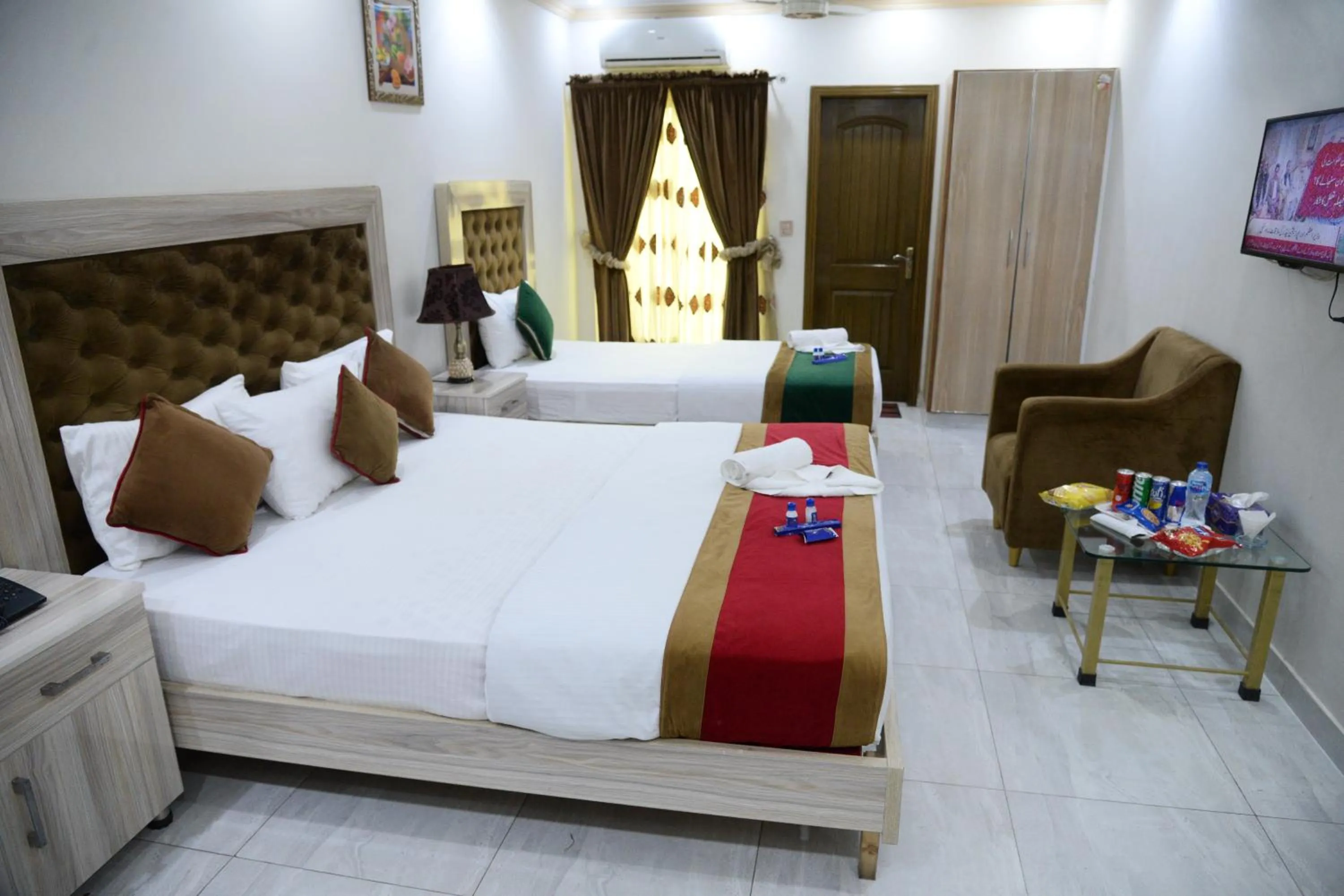 Bed in Hotel Deluxe Lahore