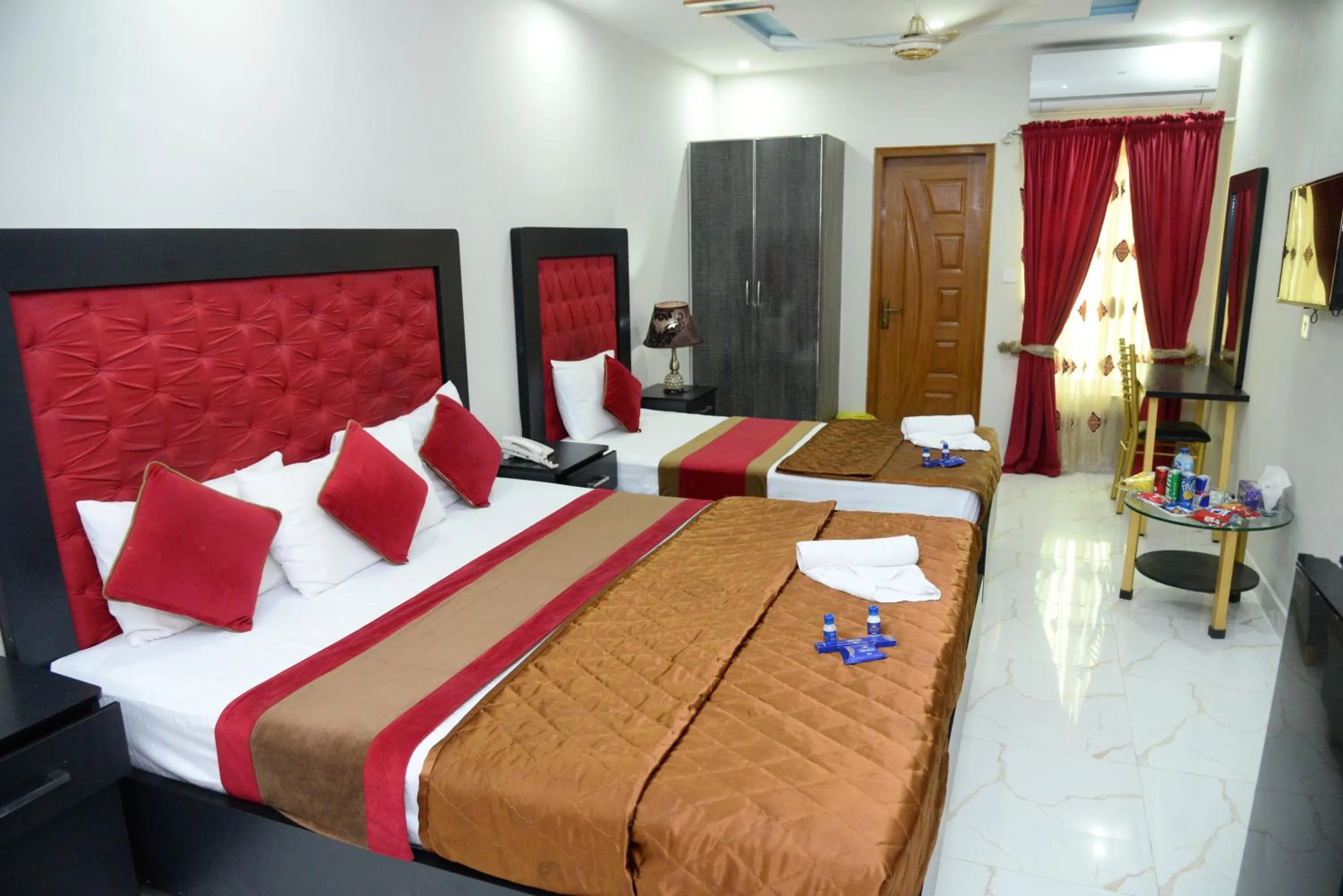 Bed in Hotel Deluxe Lahore