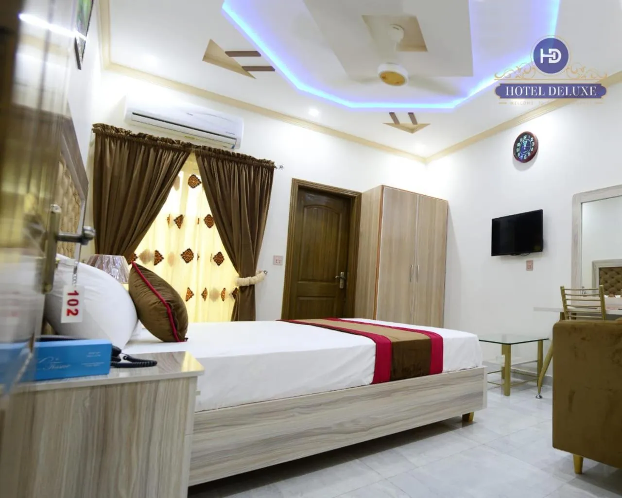 Bed in Hotel Deluxe Lahore