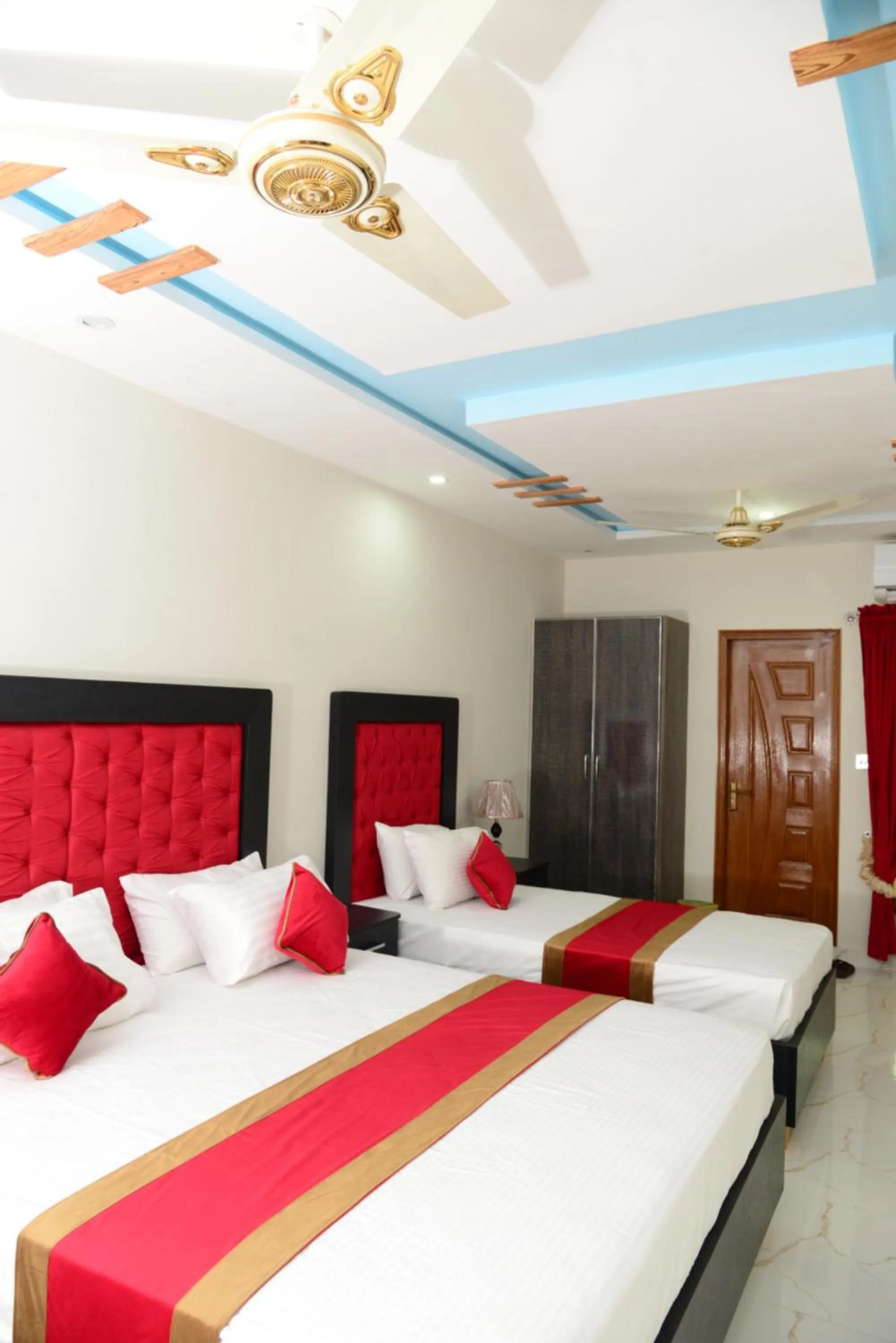 Bed in Hotel Deluxe Lahore