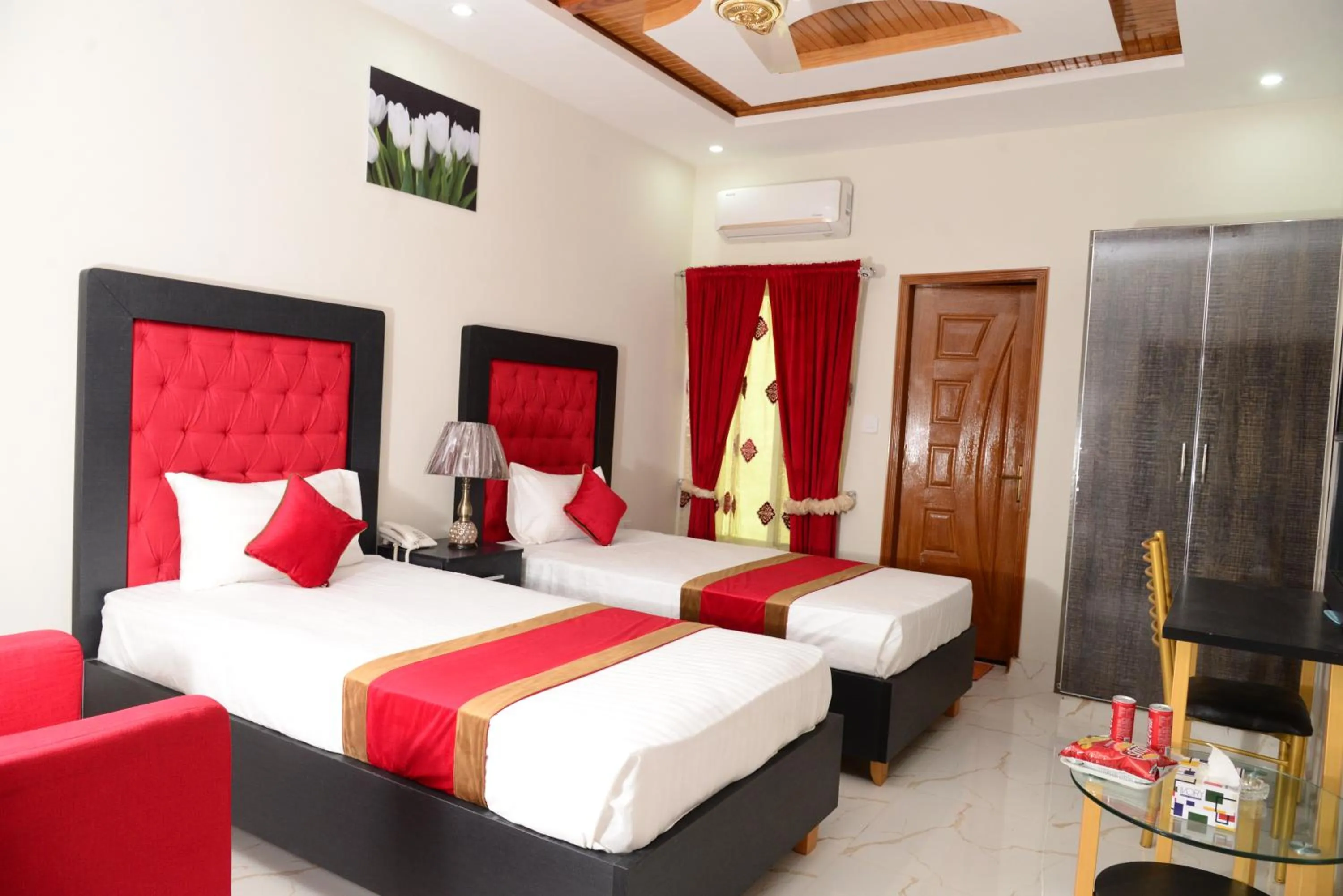 Bed in Hotel Deluxe Lahore