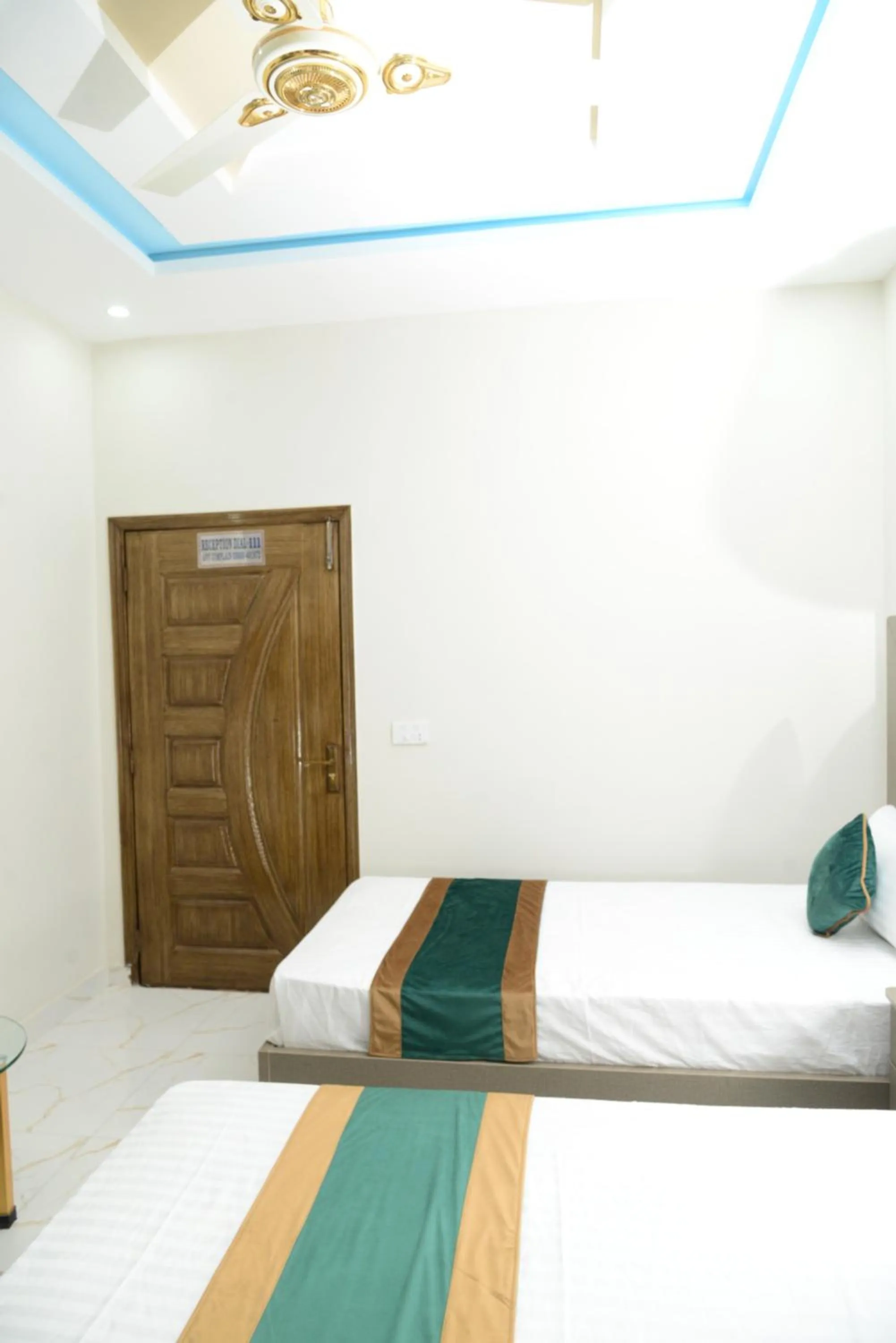 Bed in Hotel Deluxe Lahore