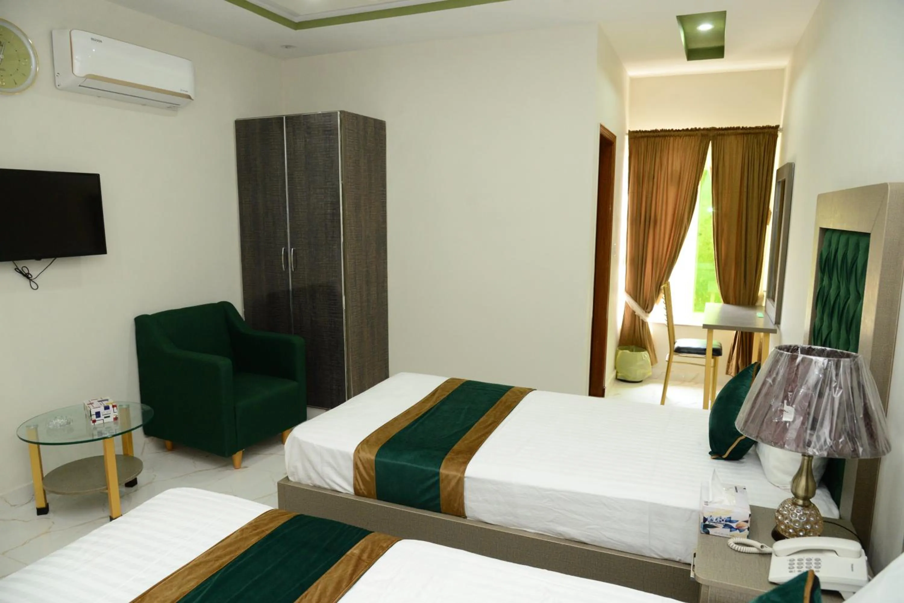 Bed in Hotel Deluxe Lahore