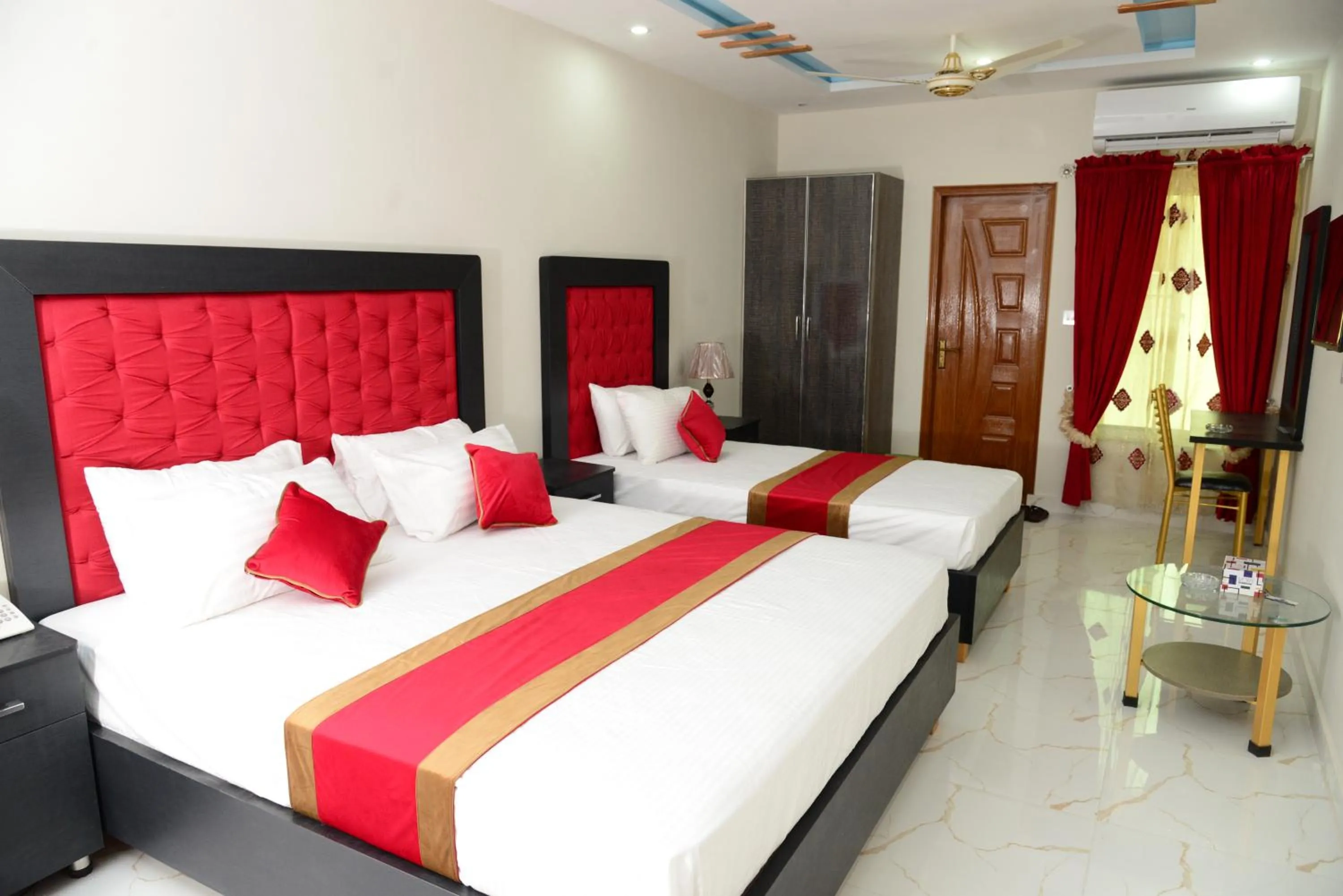 Bed in Hotel Deluxe Lahore