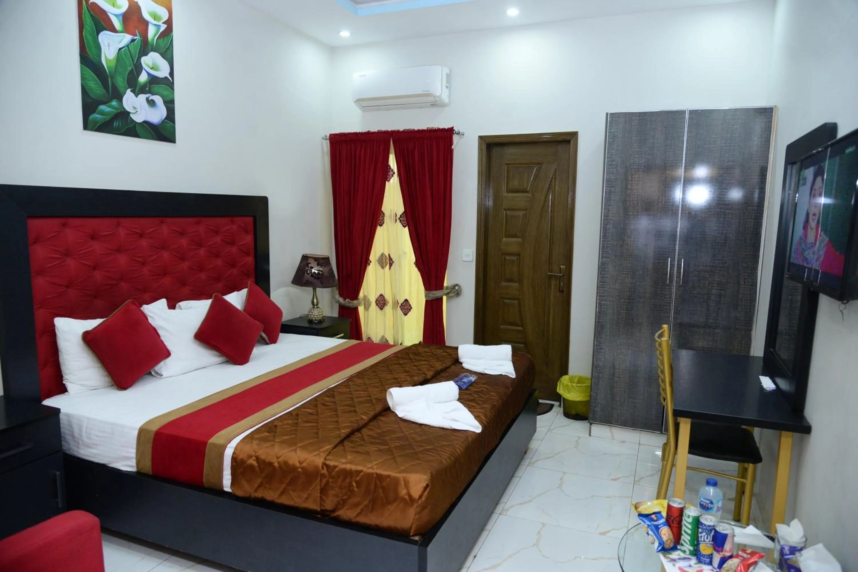 Bed in Hotel Deluxe Lahore