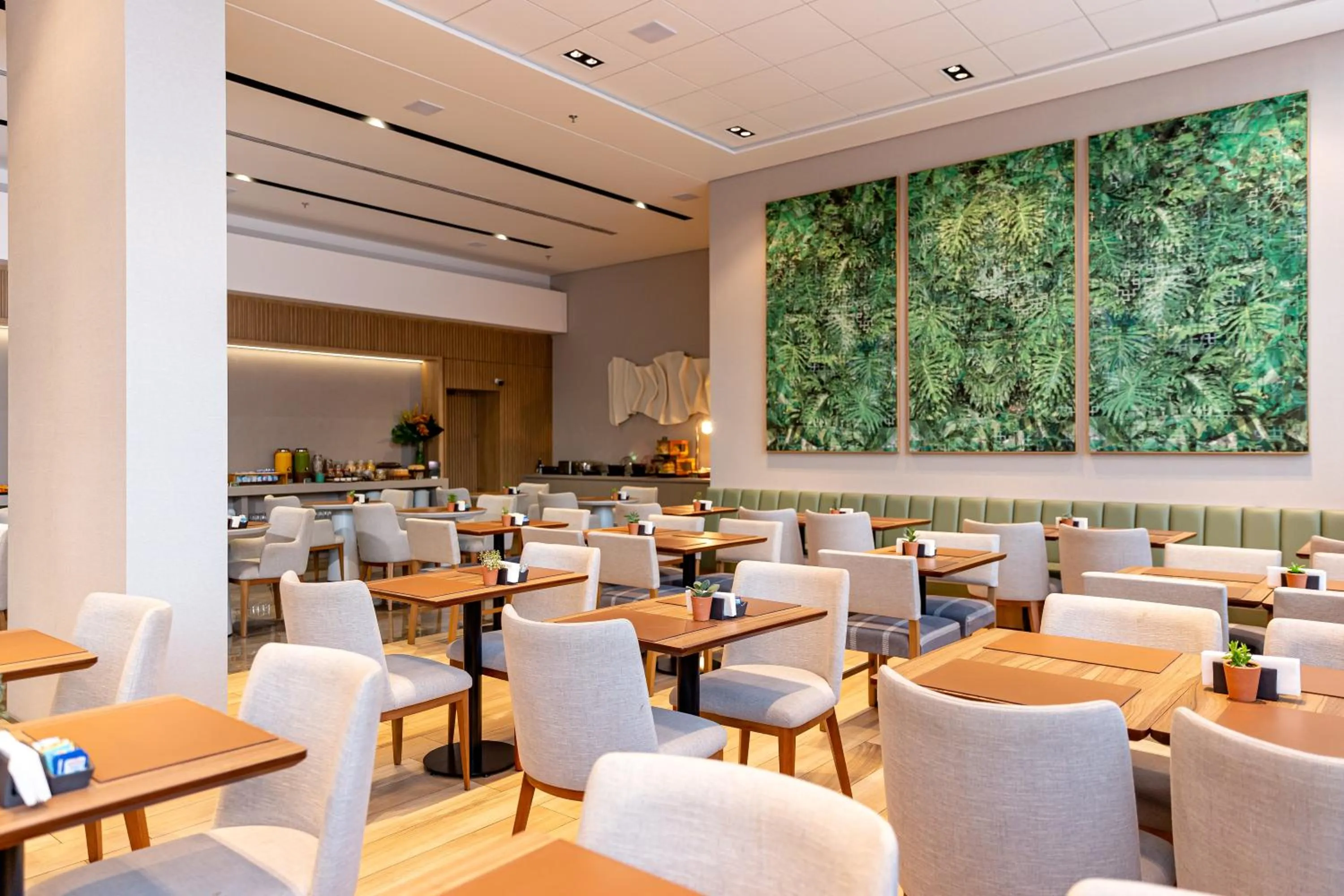 Restaurant/places to eat in K-Platz Hotel