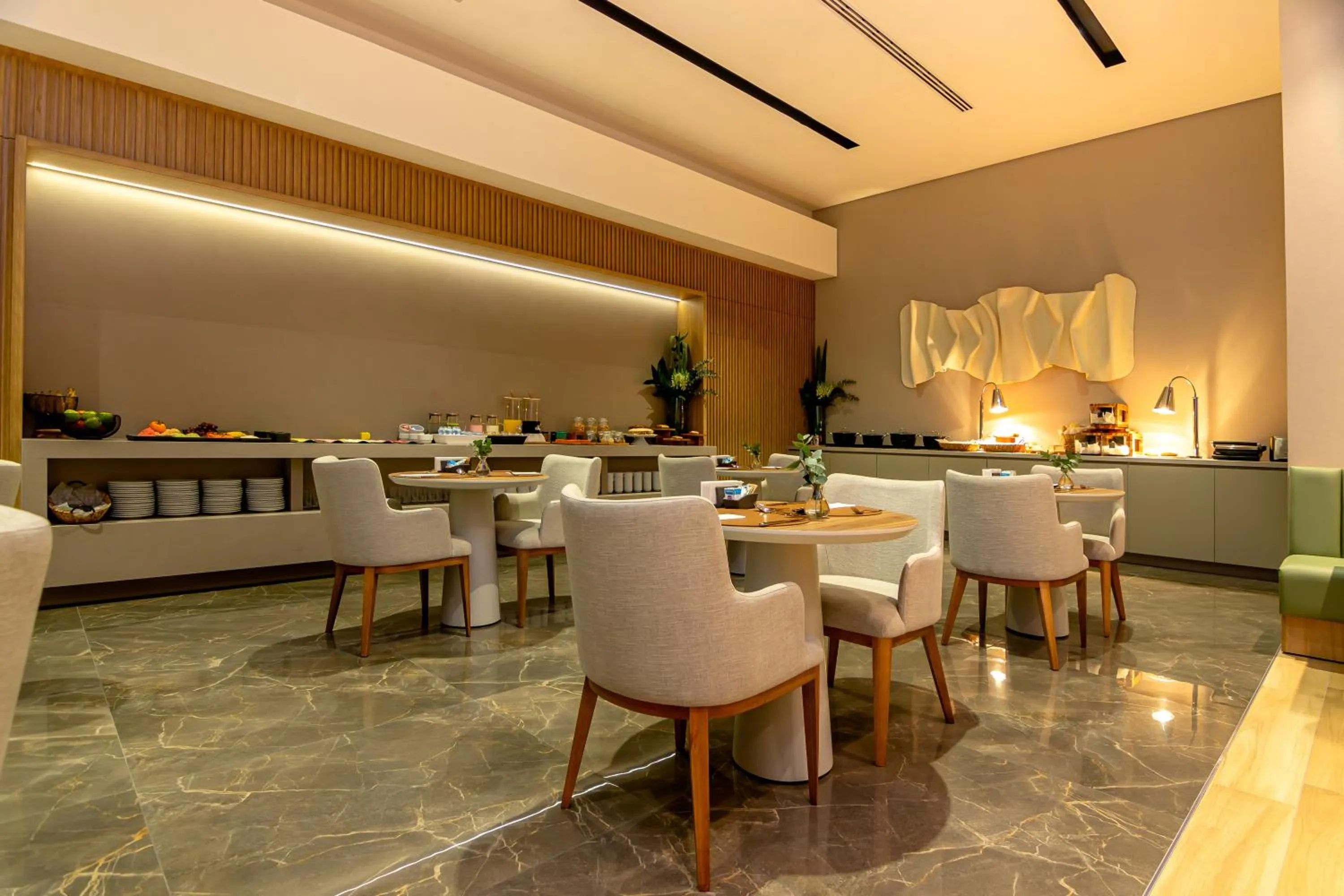 Restaurant/places to eat in K-Platz Hotel