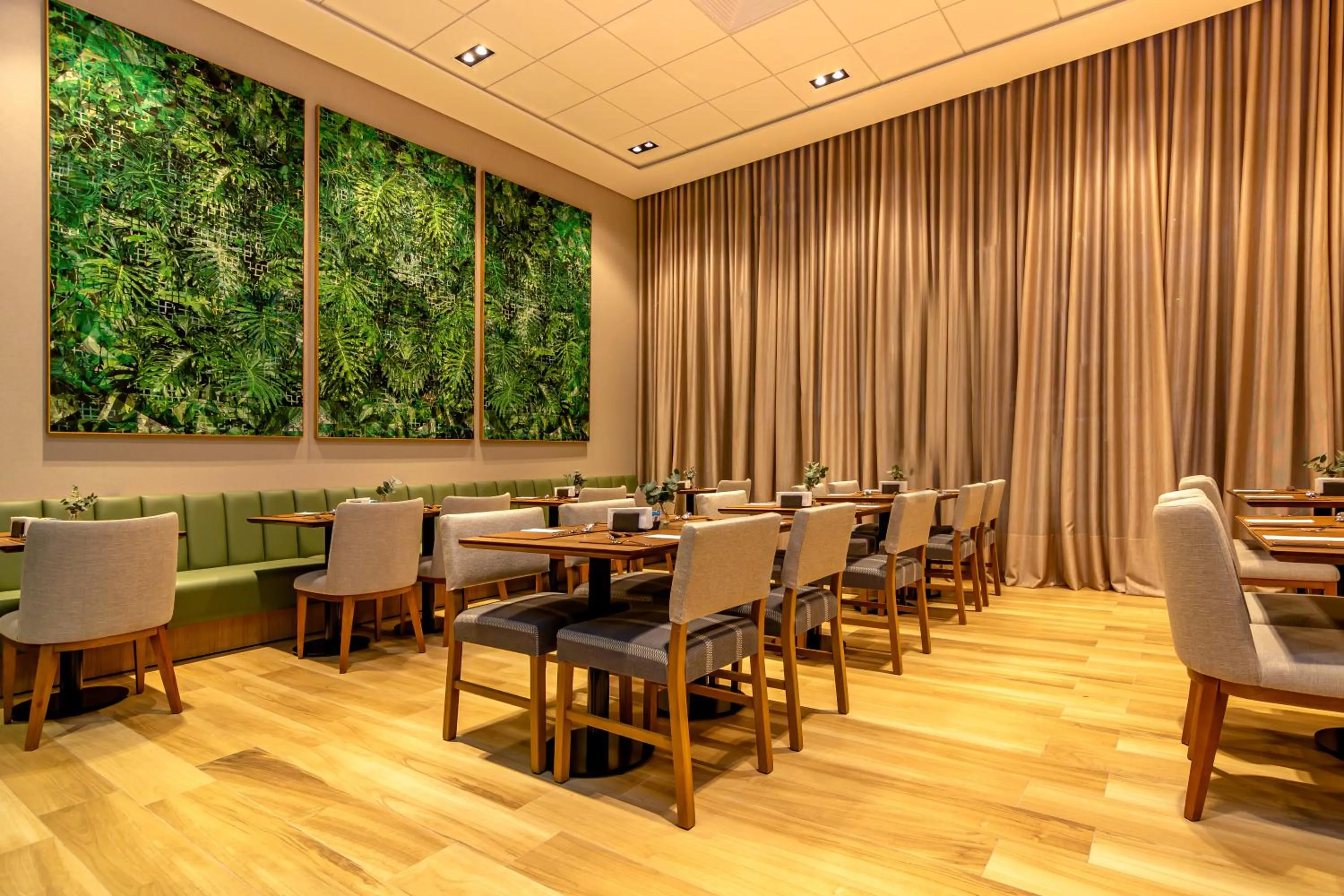 Restaurant/places to eat in K-Platz Hotel