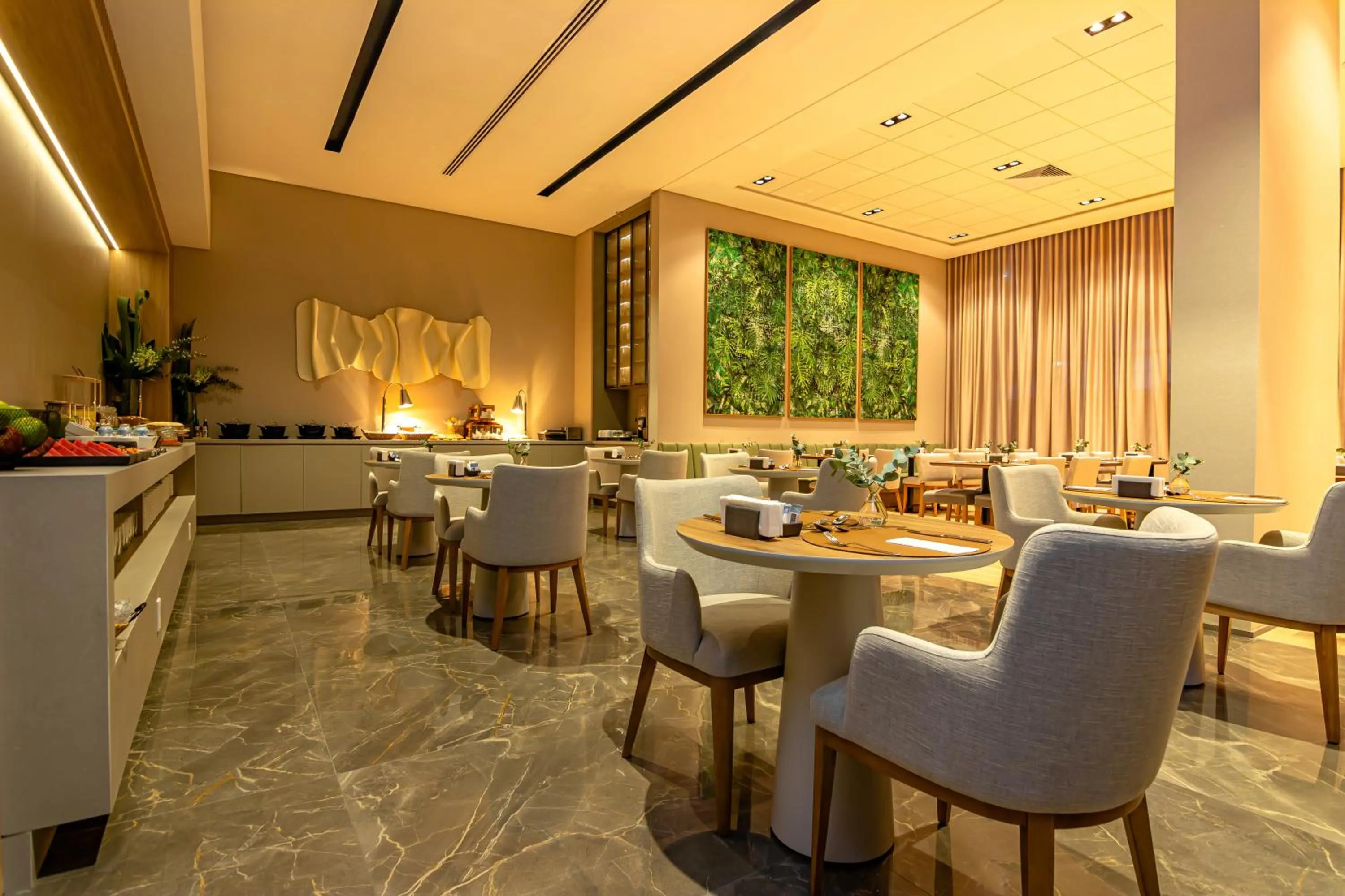 Restaurant/places to eat in K-Platz Hotel