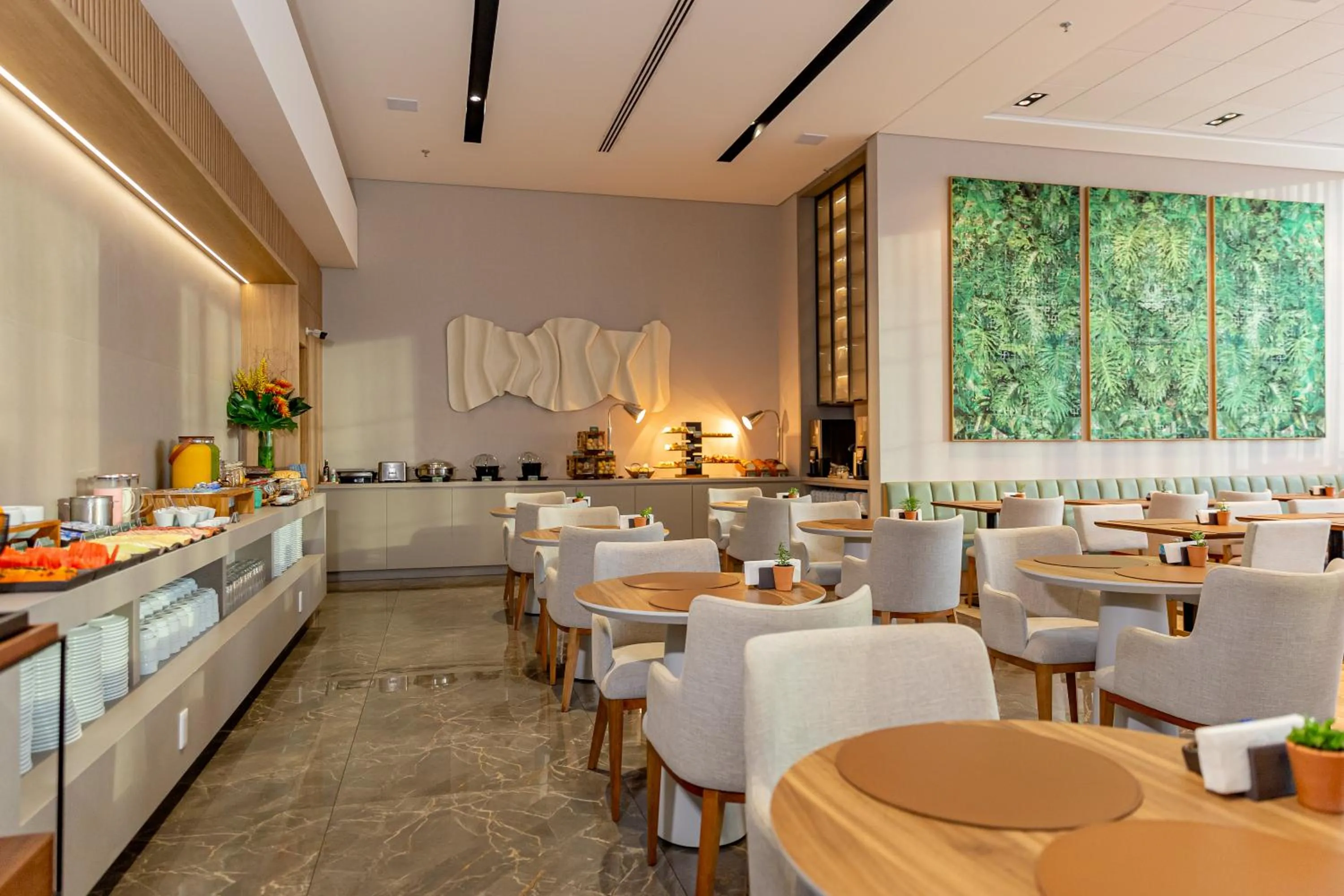 Restaurant/places to eat in K-Platz Hotel