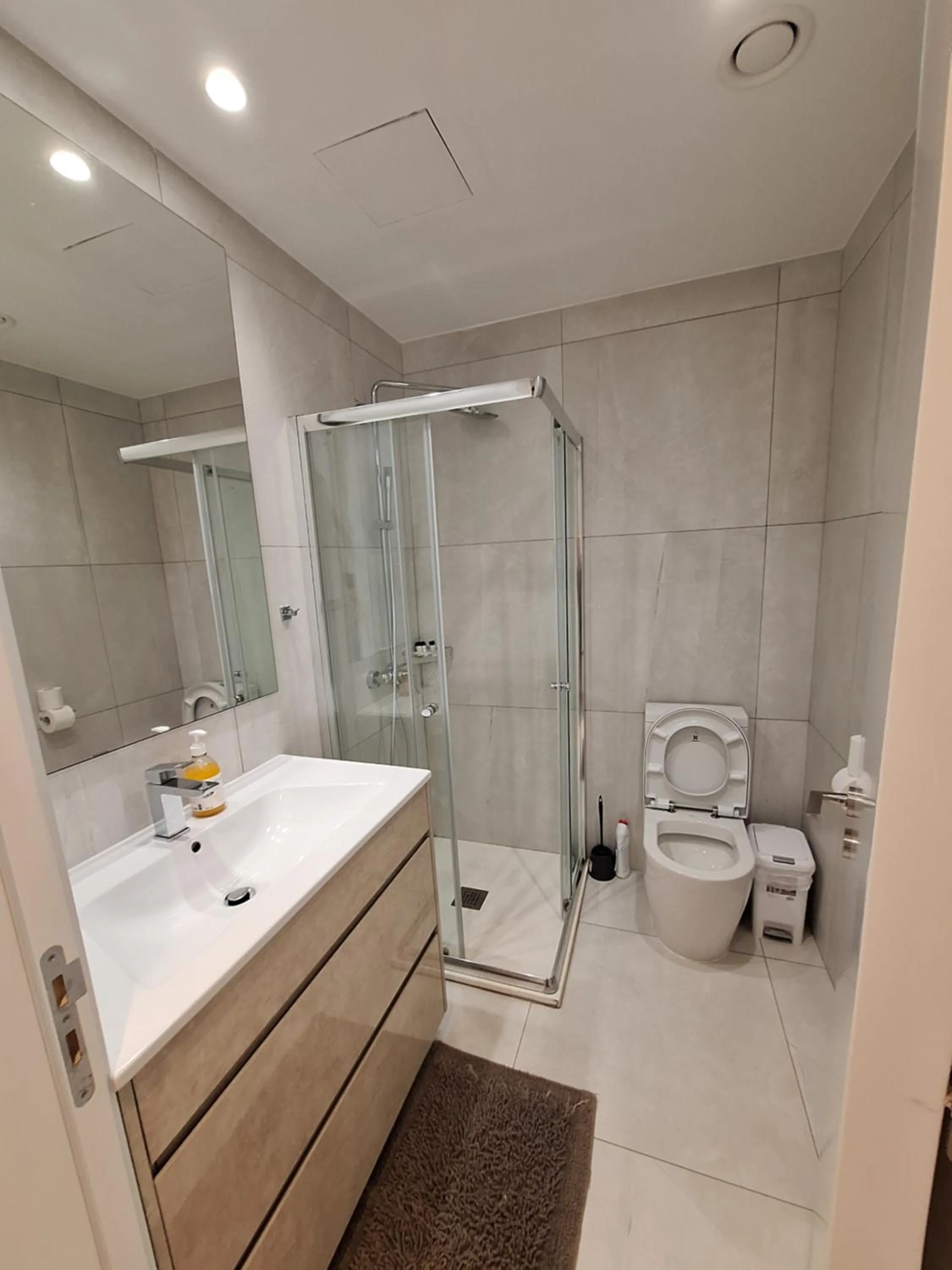 Shower in Emerald Suites