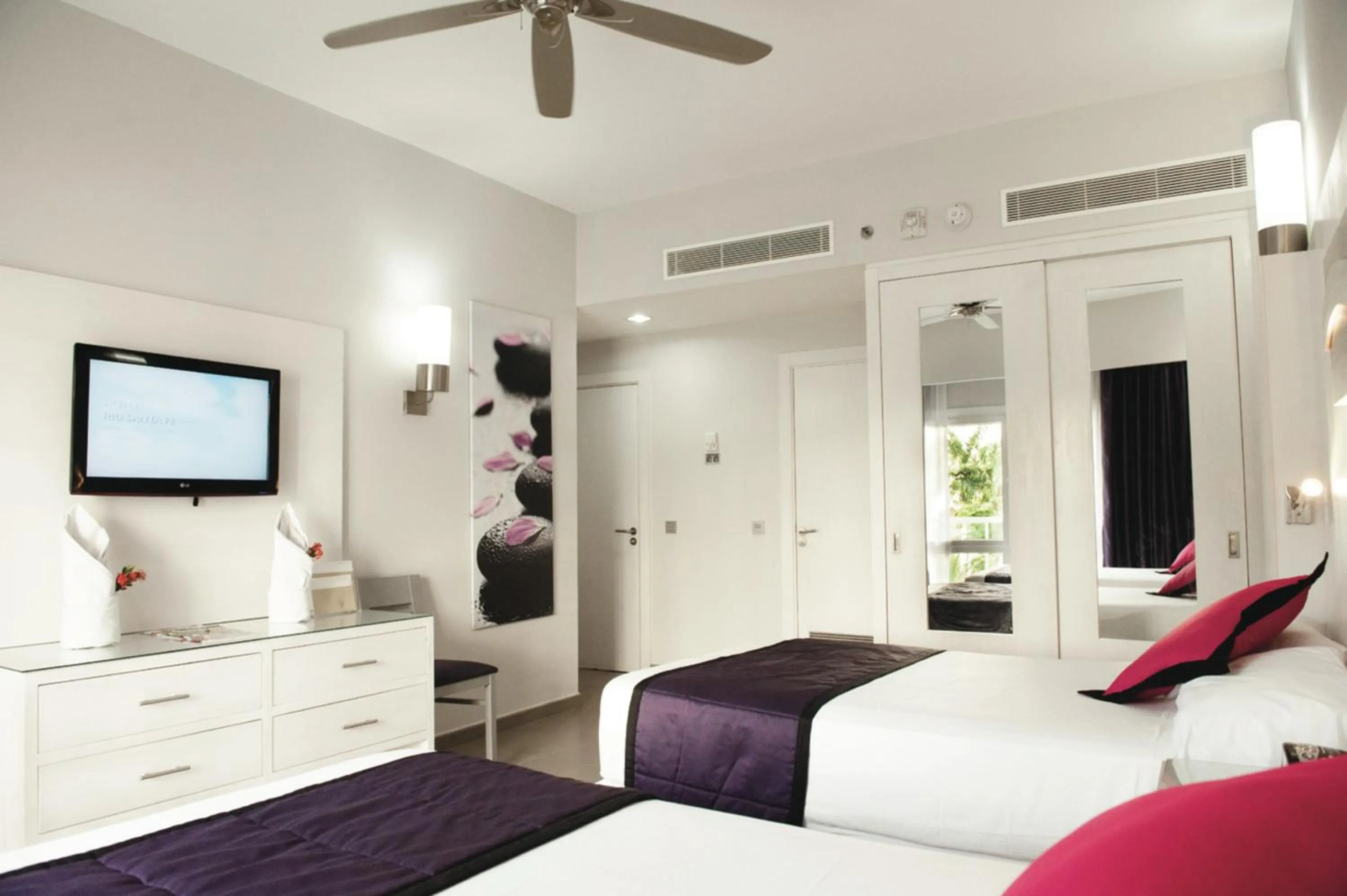 Bed in Riu Palace Costa Rica - All Inclusive