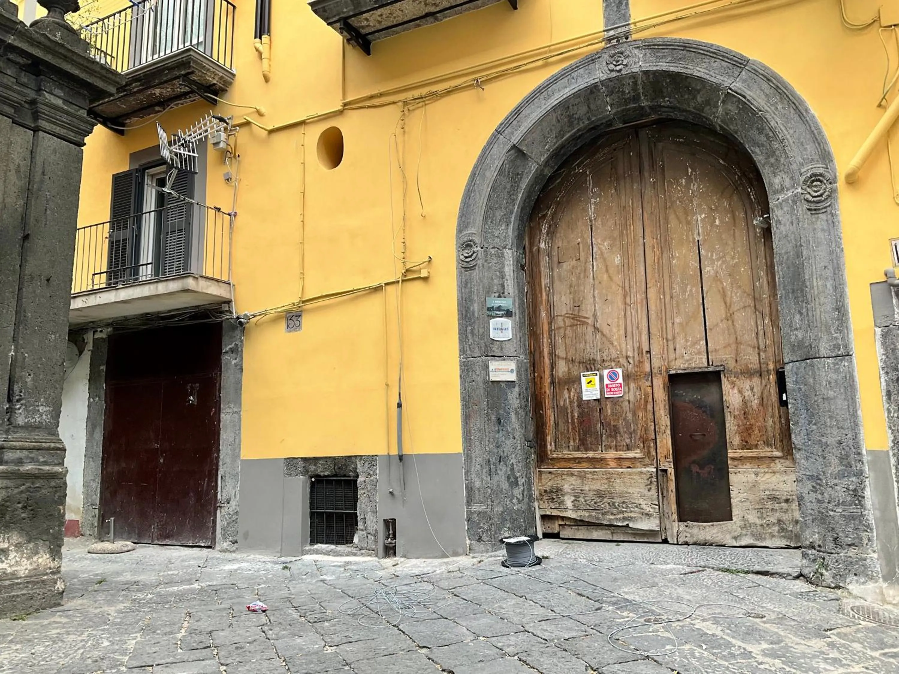 Facade/entrance in 'A Room de' Scugnizzi