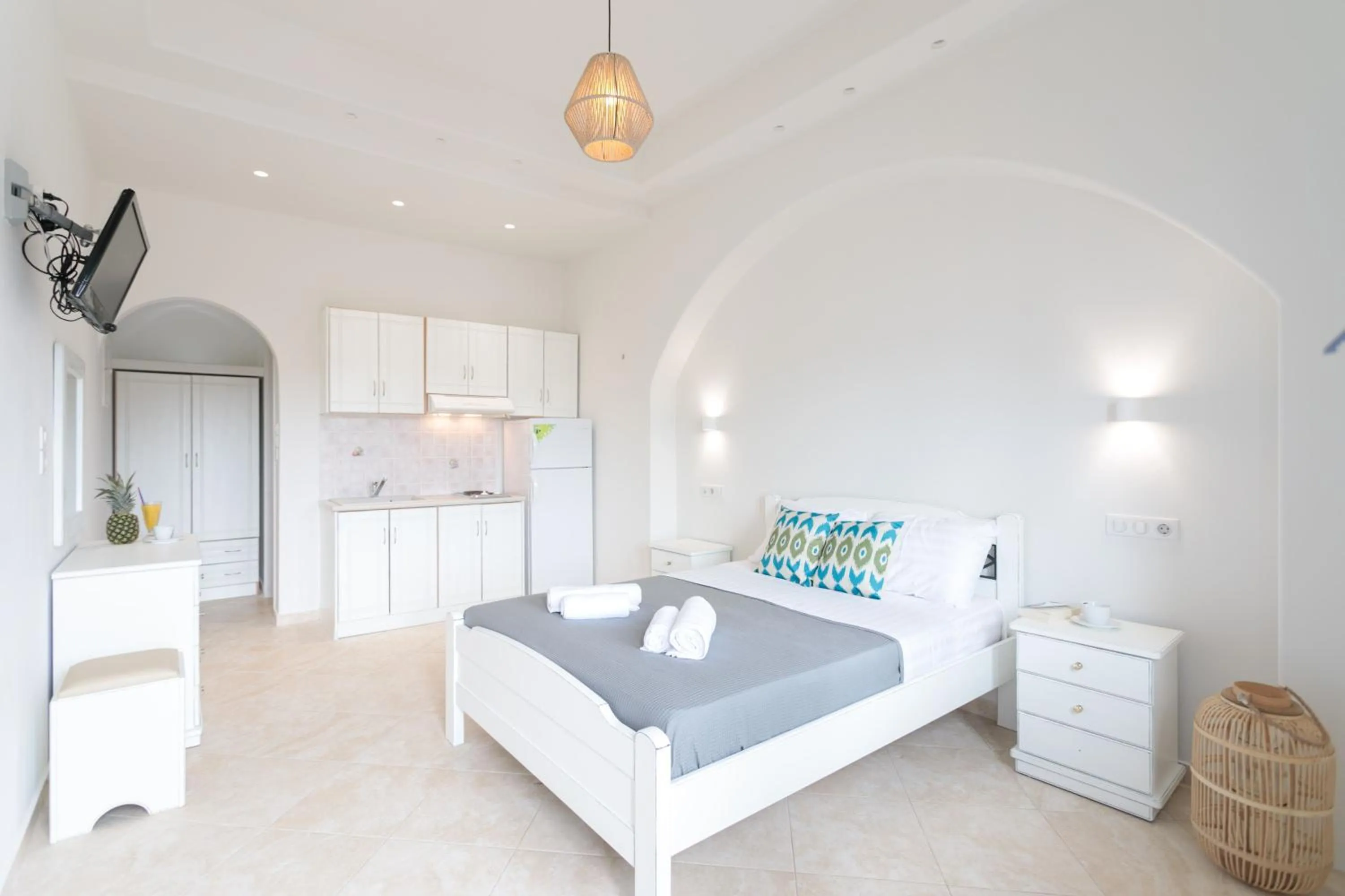 Restaurant/places to eat, Bed in Almiriki Naxos Beachside Living