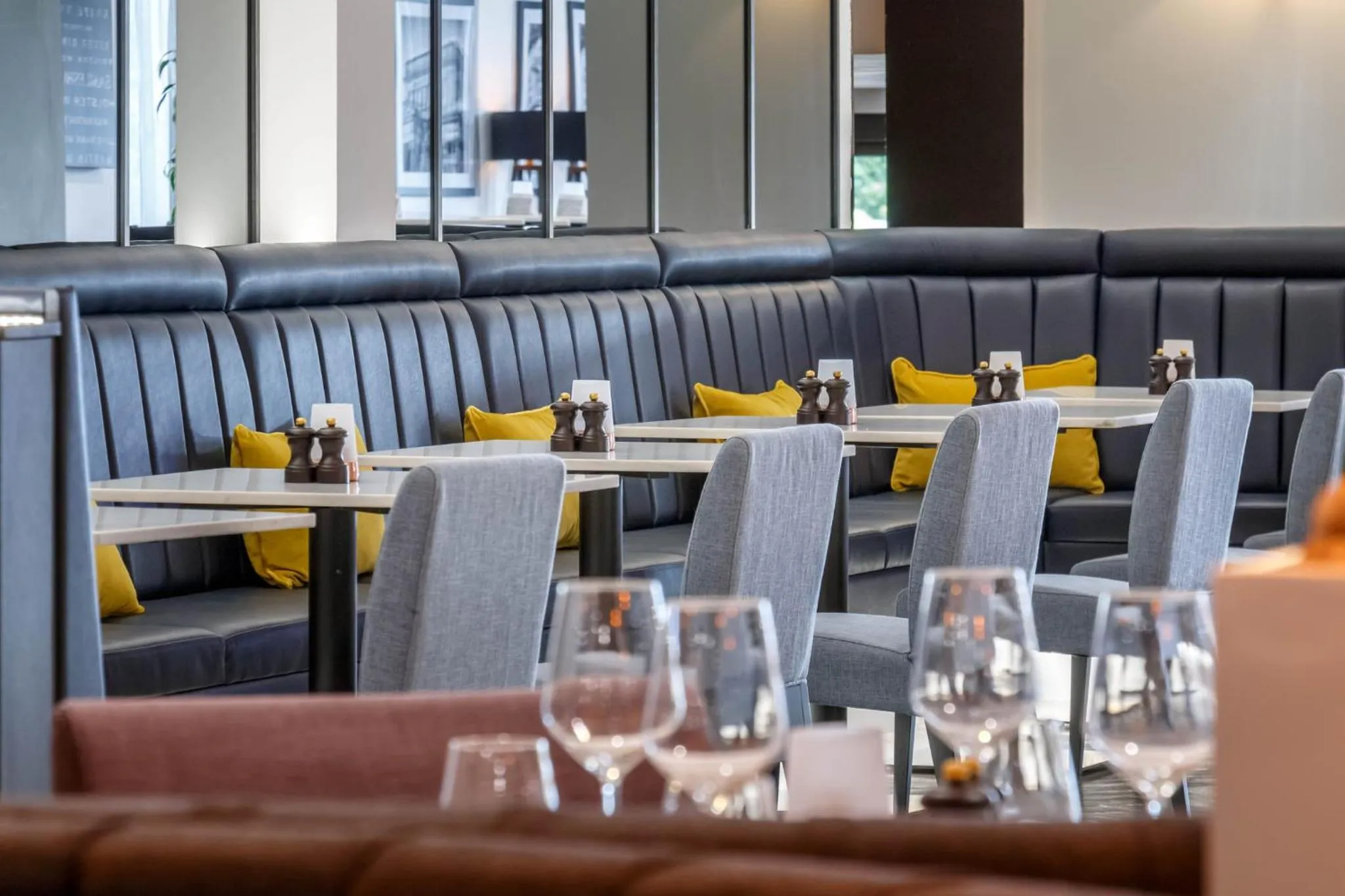 Lounge or bar in Garner Hotel Preston Samlesbury by IHG