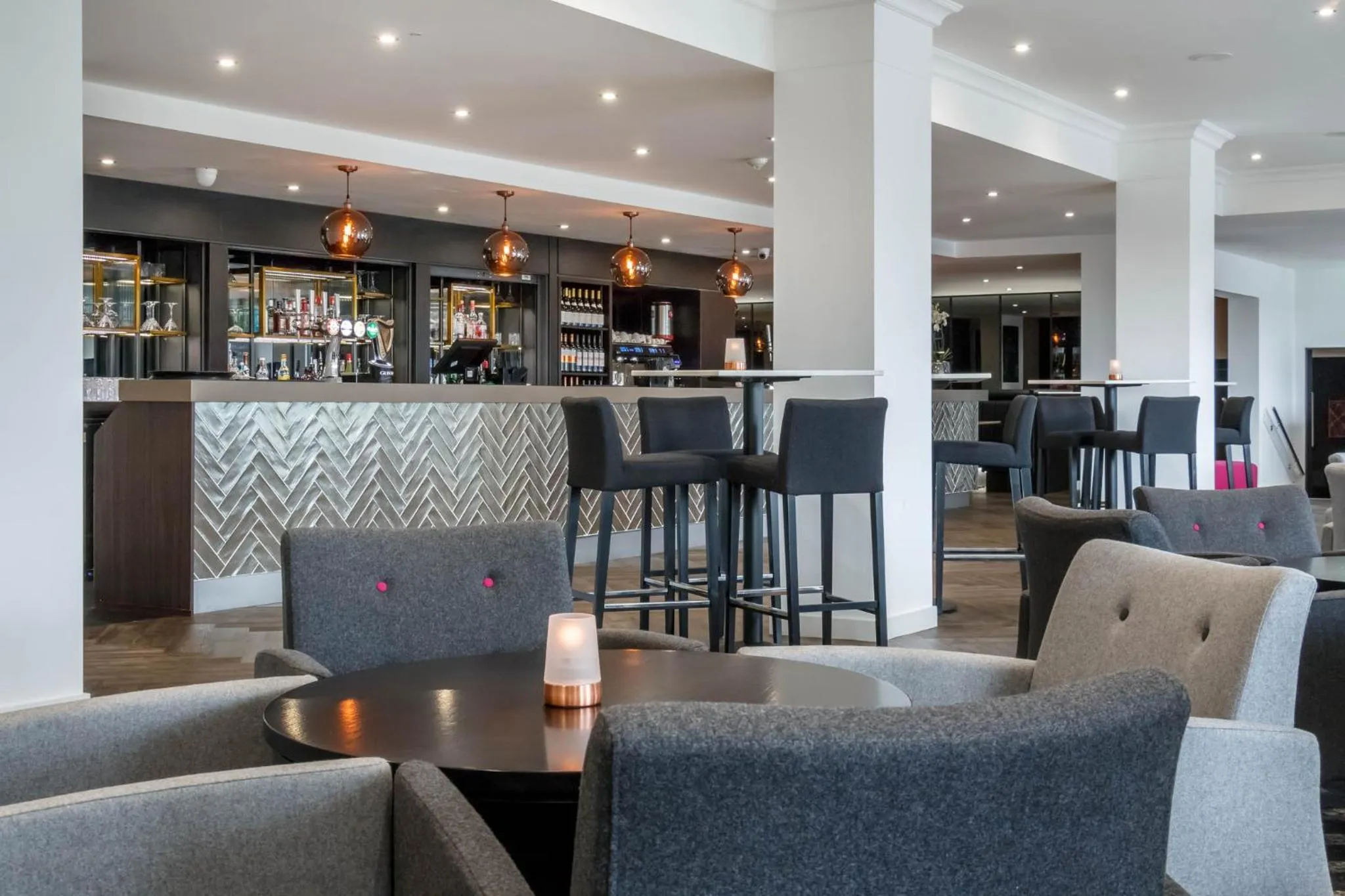 Lounge or bar in Garner Hotel Preston Samlesbury by IHG