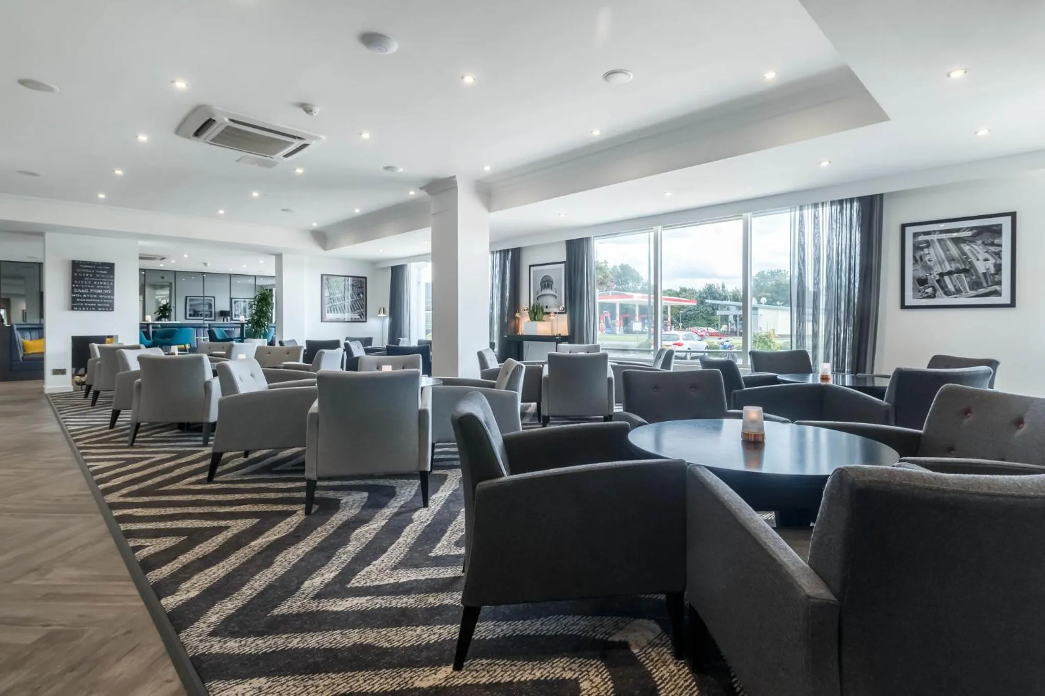 Lounge or bar in Garner Hotel Preston Samlesbury by IHG