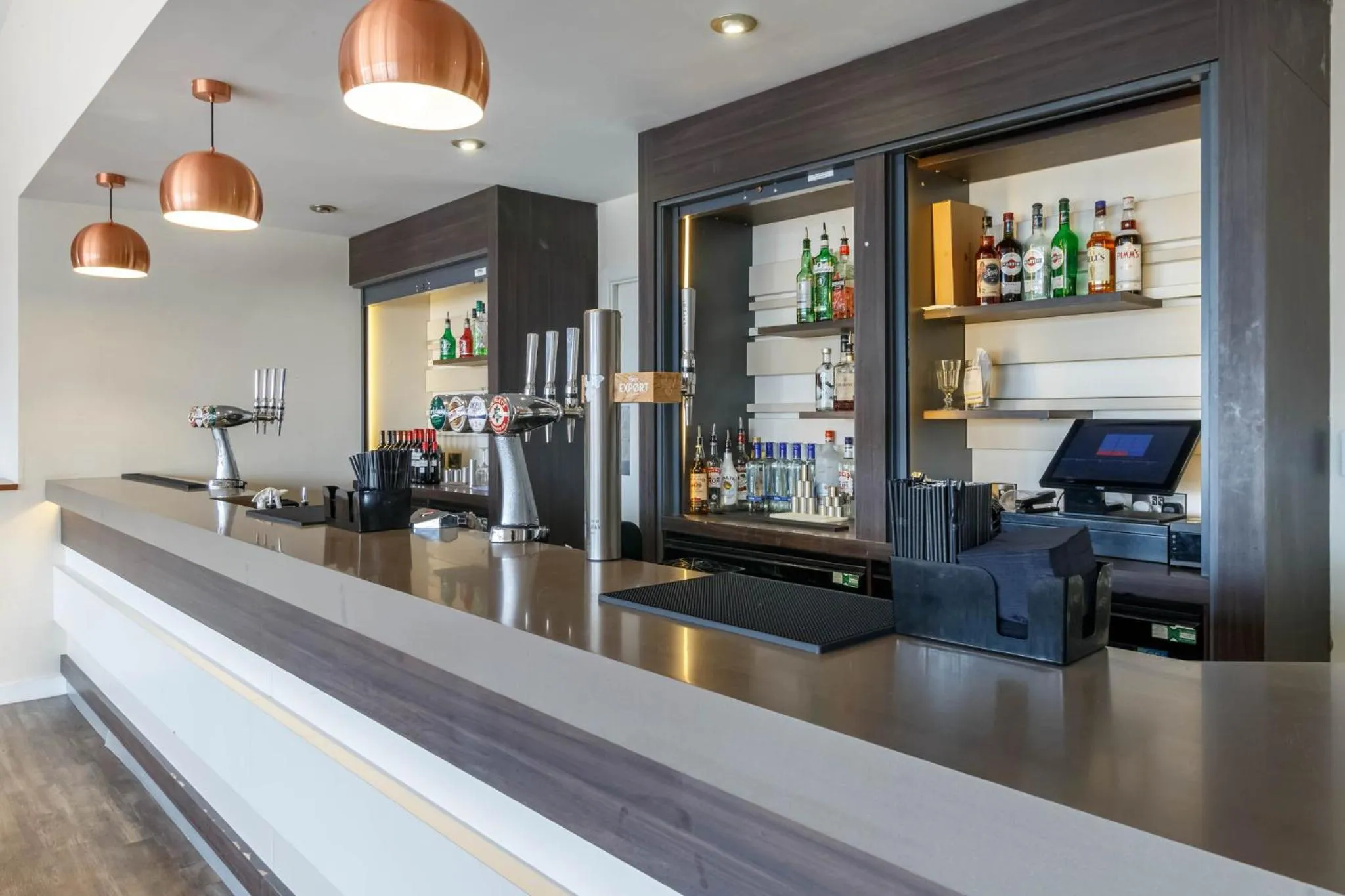 Lounge or bar in Garner Hotel Preston Samlesbury by IHG
