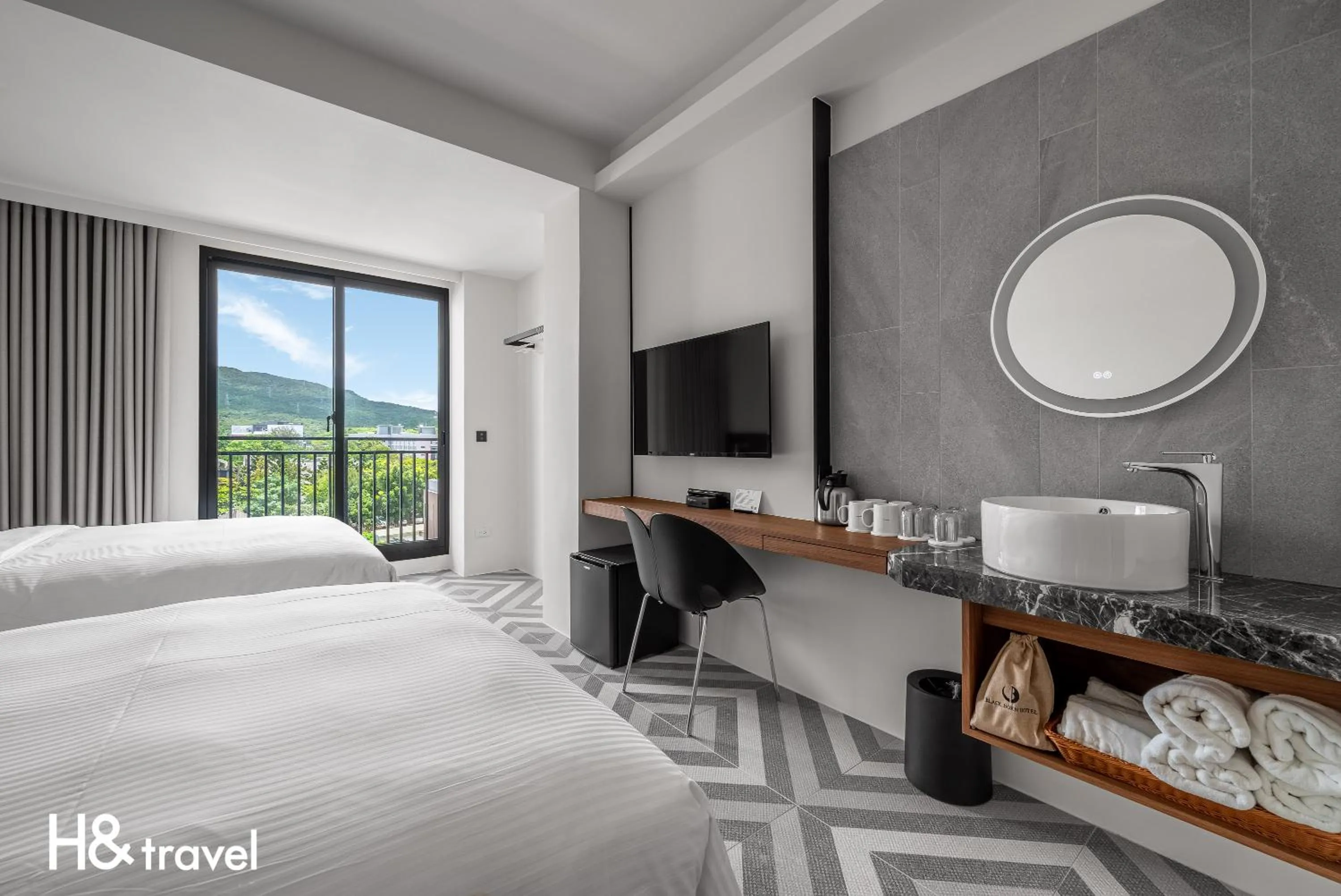 Photo of the whole room, Bed in Black Horn B&B