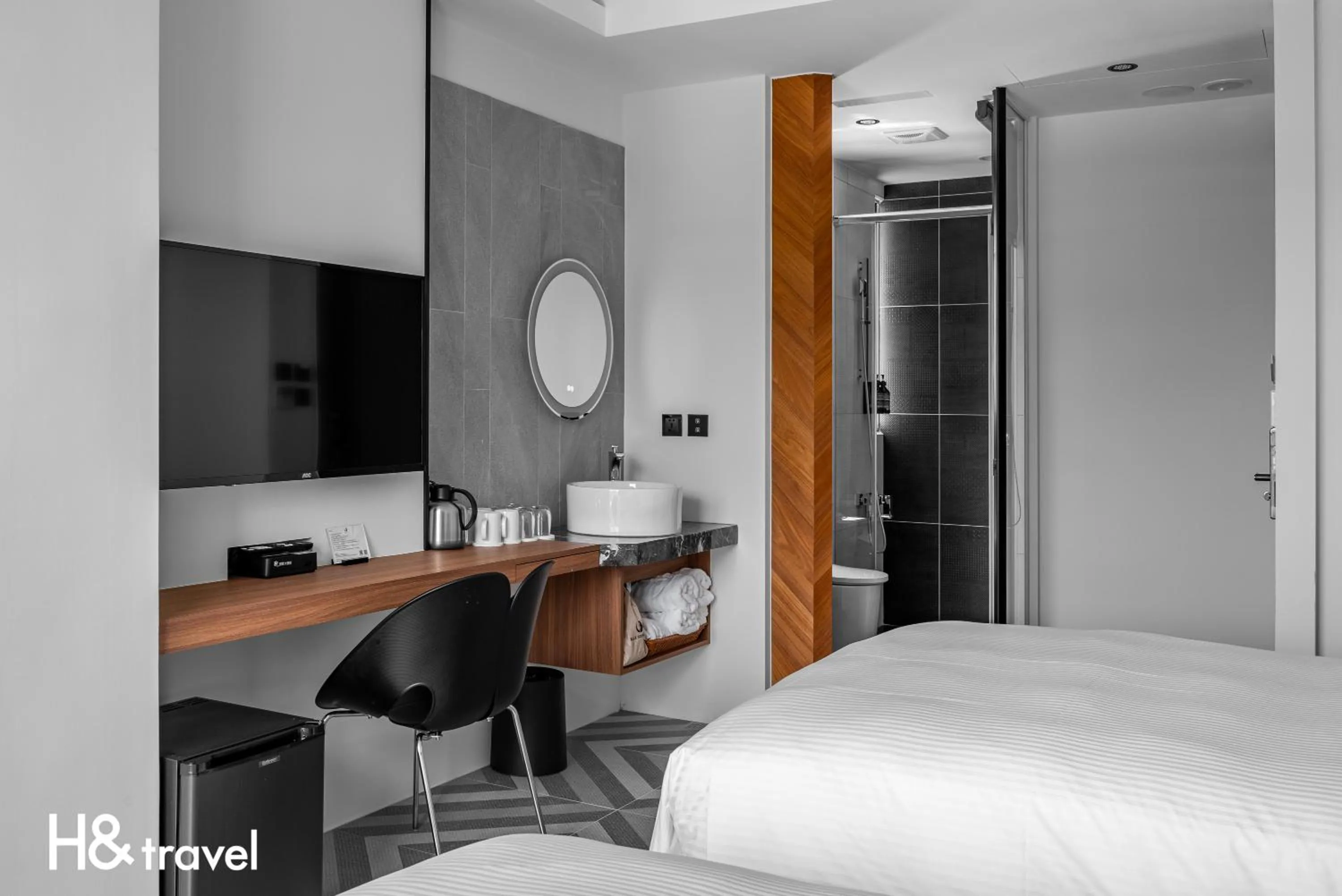 Photo of the whole room, Bed in Black Horn B&B