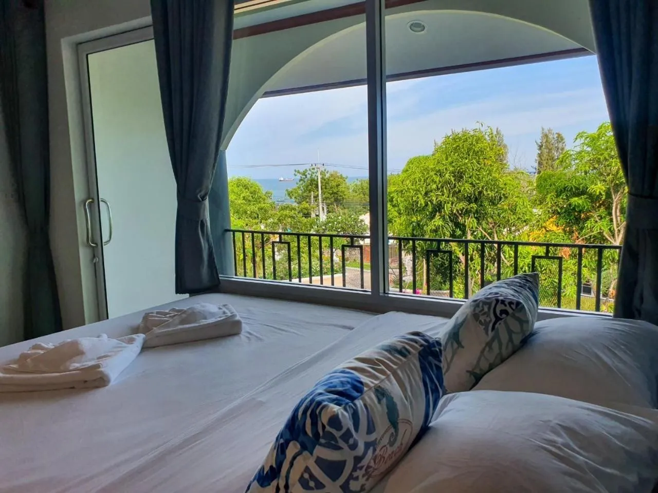 Photo of the whole room, Bed in Seattle Samaesarn Resort