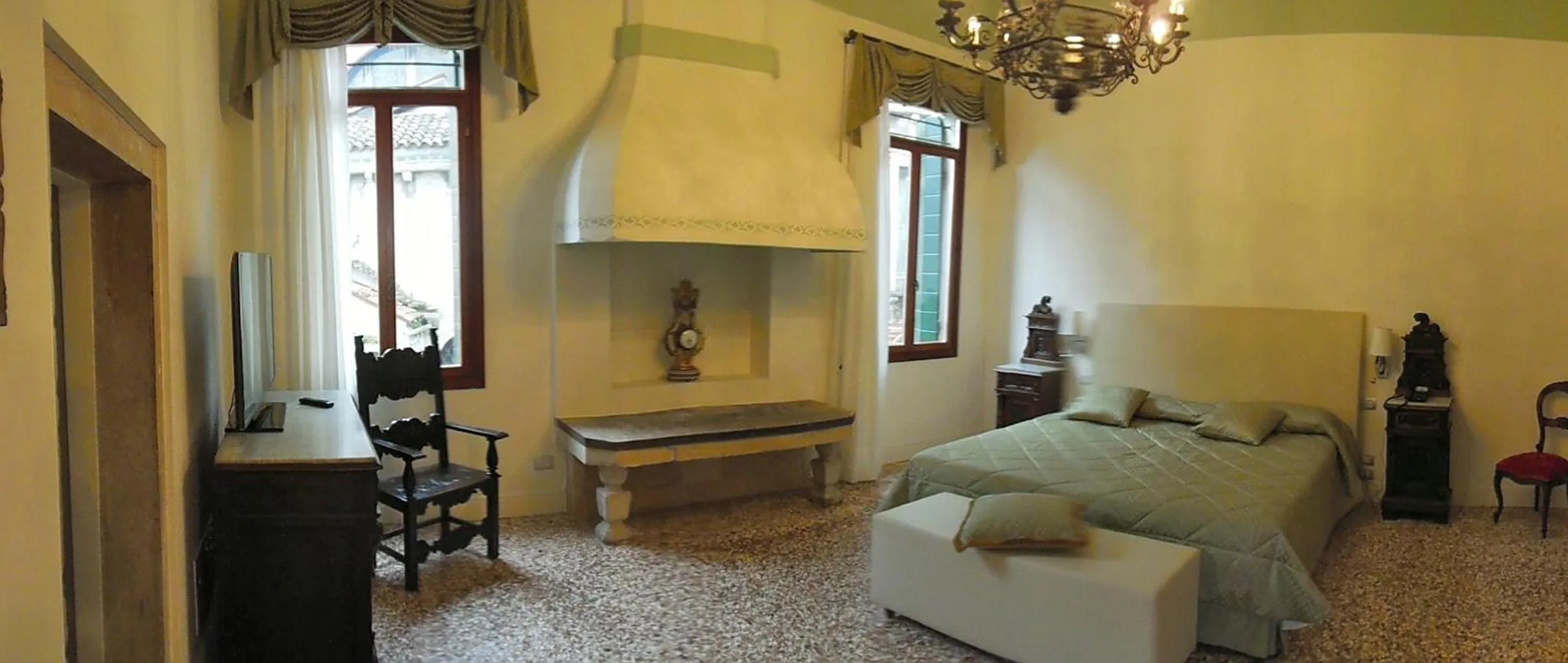 Decorative detail, Bed in Hotel Sant'Antonin