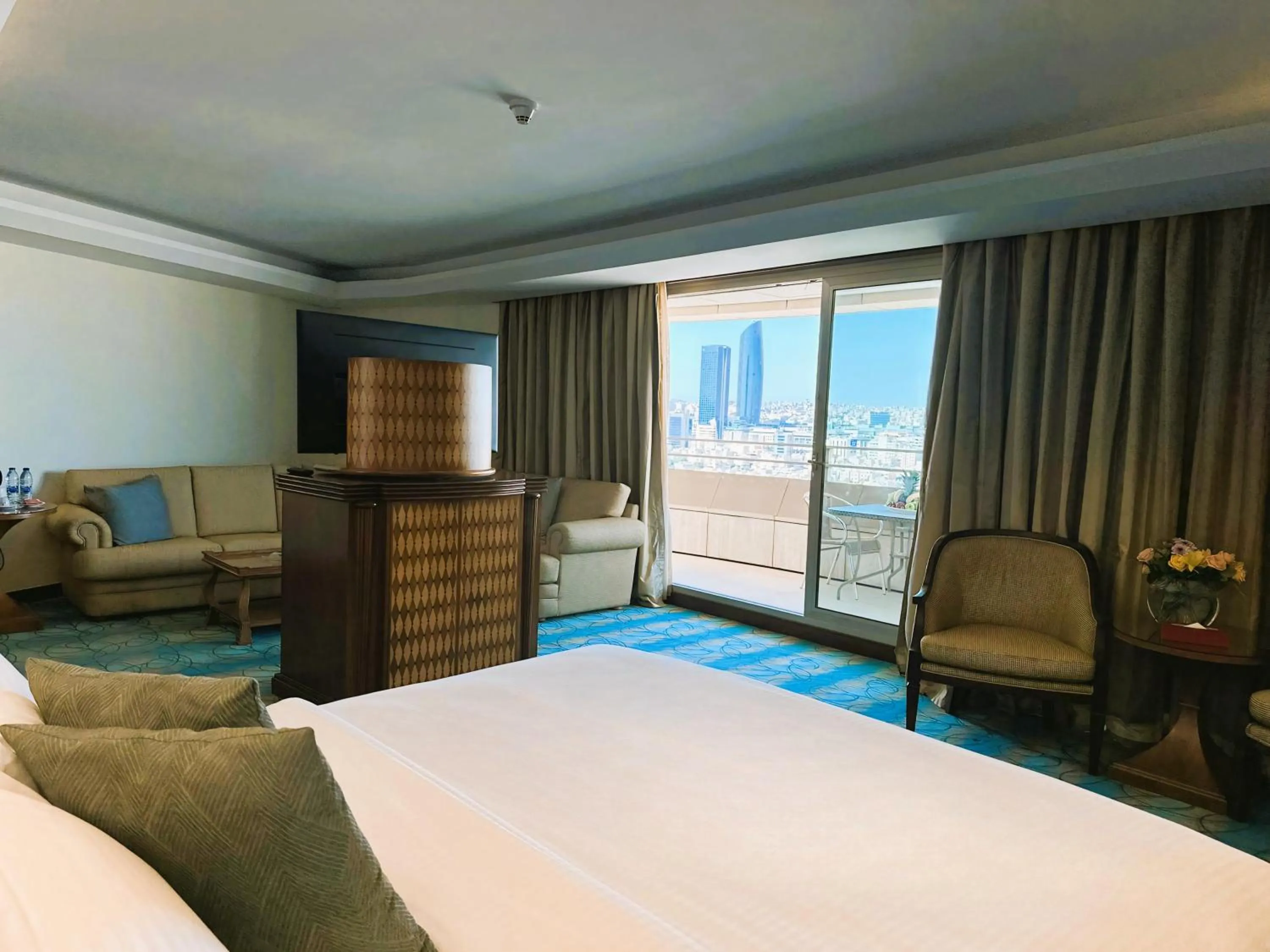 Seating area, Bed in Le Royal Amman