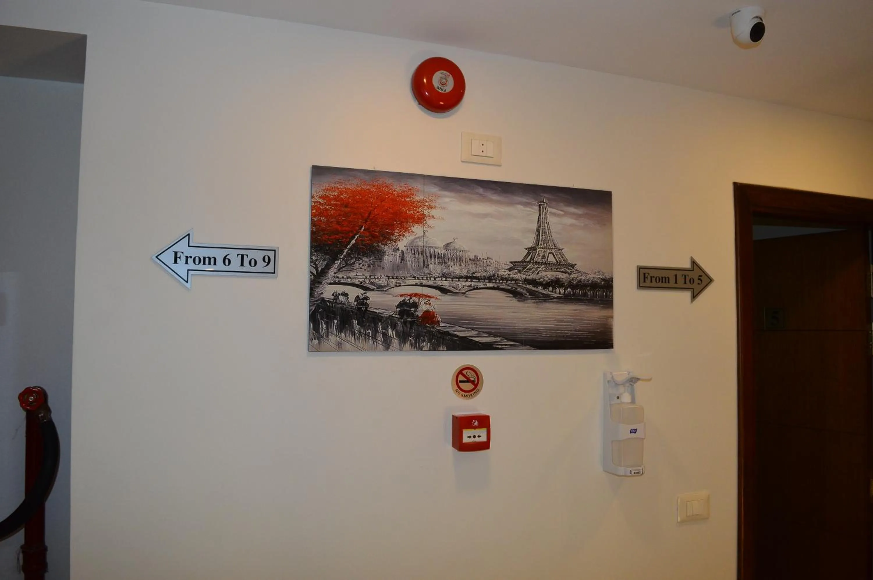 Communal lounge/ TV room in Royal Inn Residence